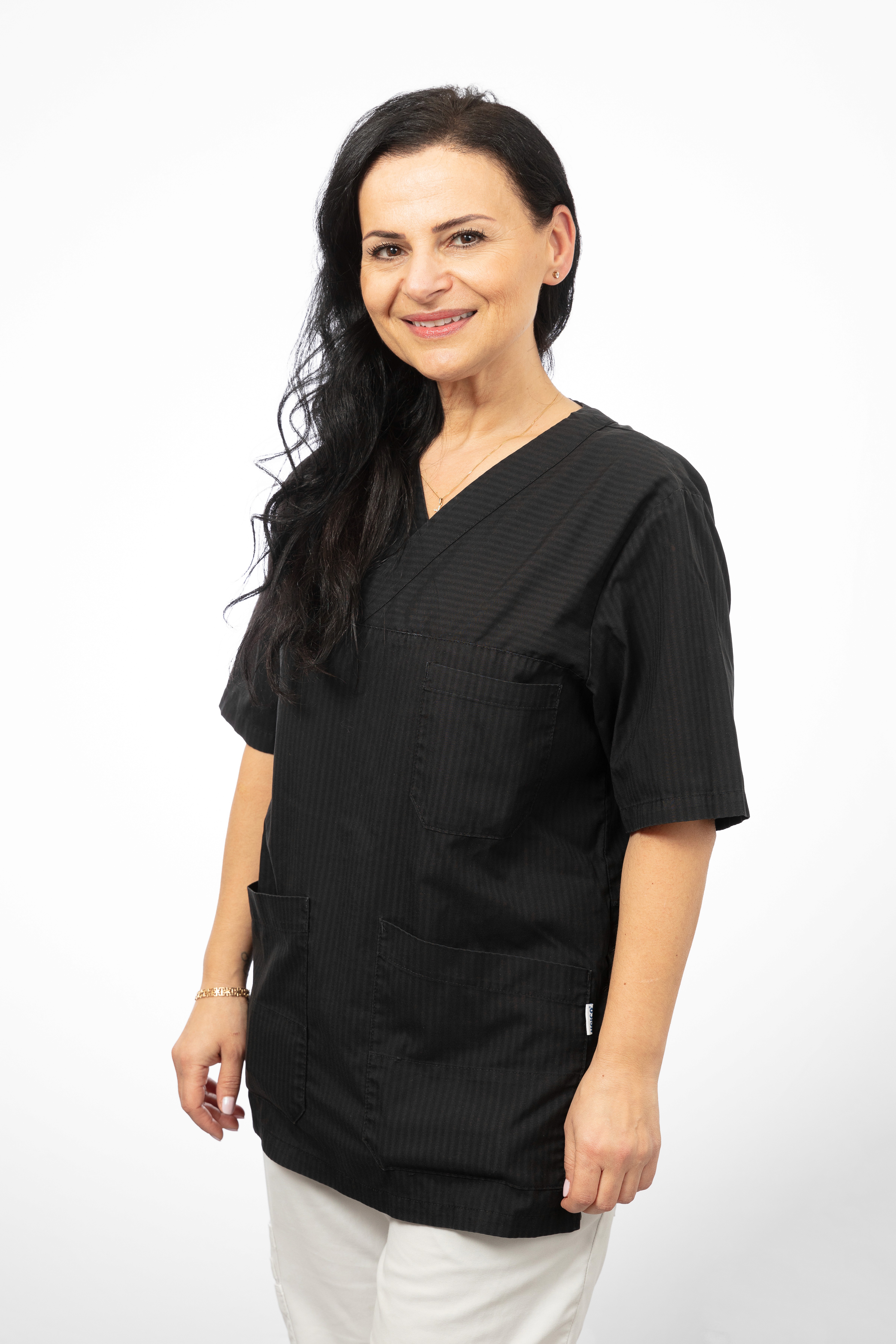 Operationssköterska Lutfia på Lunatandläkarna i Södertälje