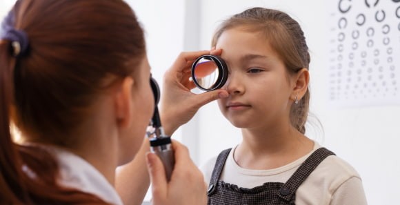 Офтальмолог перевіряє зір у дитини