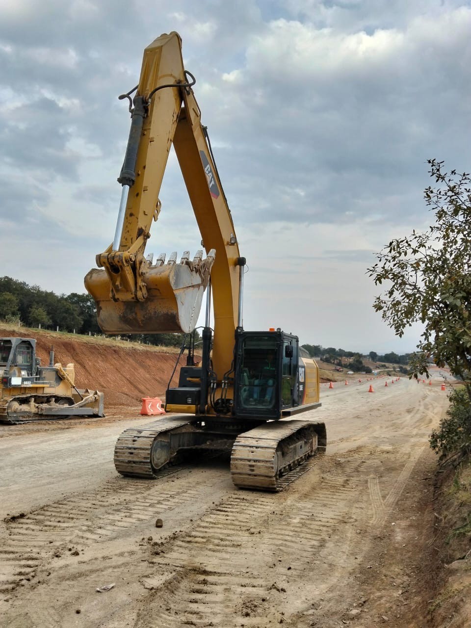 excavadora en movimiento