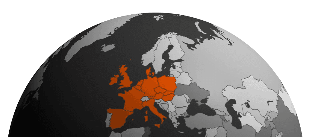 Grafika półkuli ziemskiej z zaznaczoną na pomarańczowo Europą, przedstawiona w odcieniach szarości.