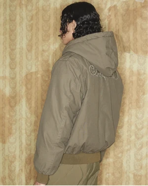 Dans le lookbook de la marque Danoise Another Aspect, le mannequin porte un costume gris et une chemise blanche