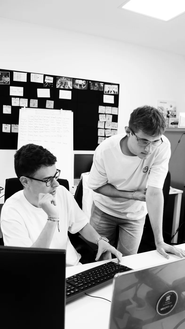 Dos personas del equipo de tenderyou revisando juntas una pantalla