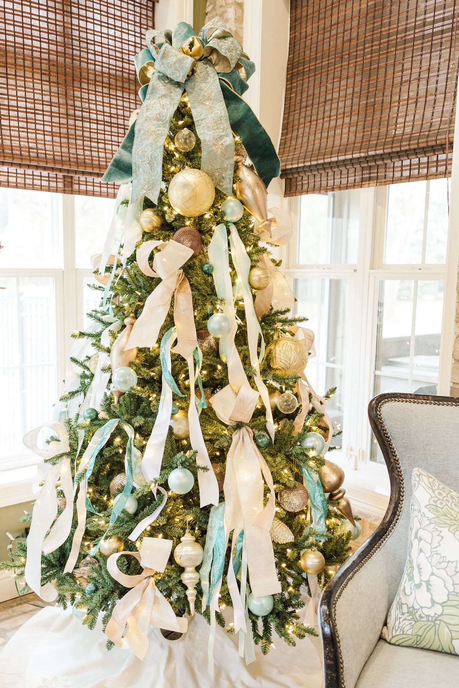Luxury table setting by Sarah Overall Events with pink embroidered napkins, gold-rimmed plates, floral arrangements, and personalized menus in Shreveport.