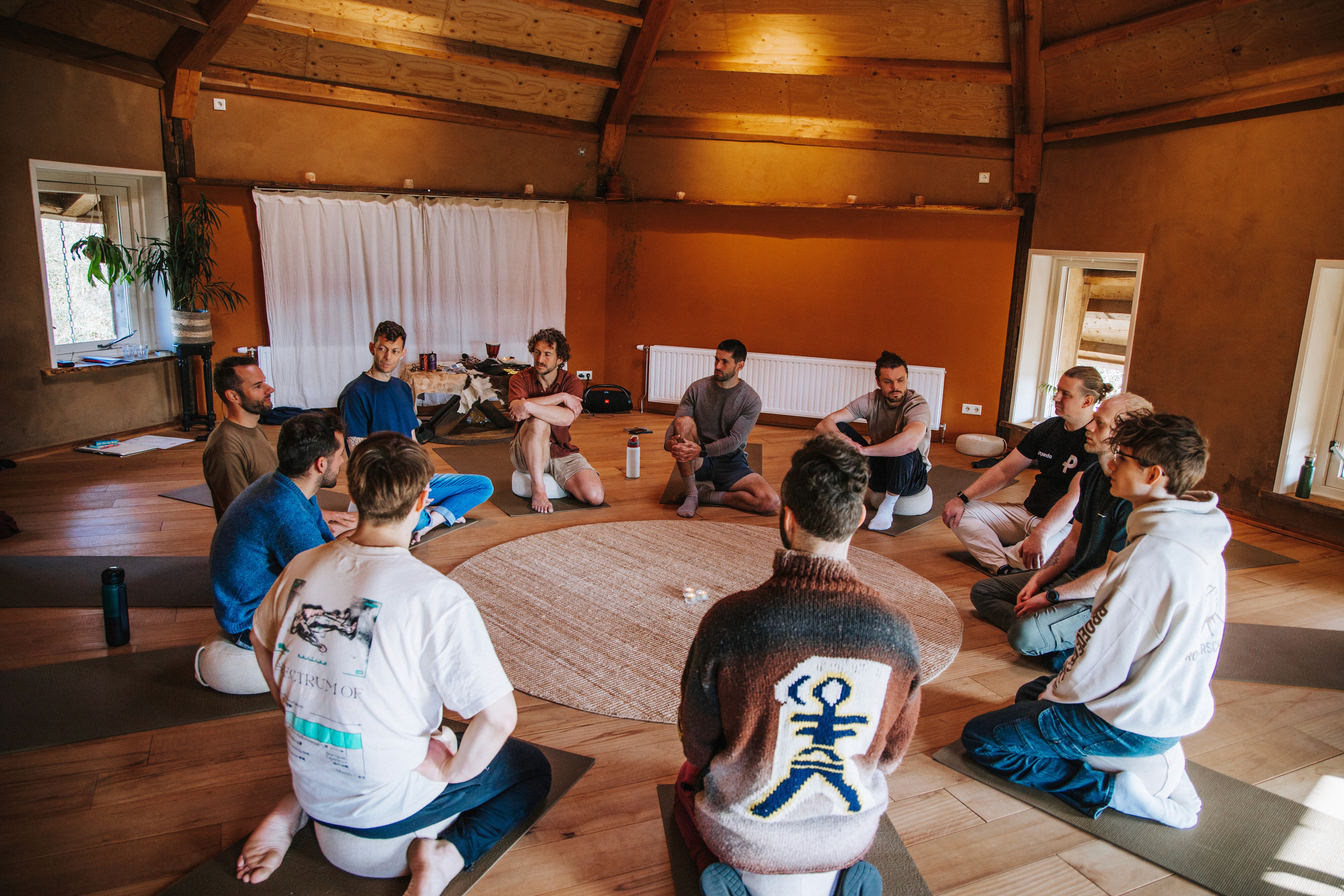 Groep deelnemers zittend in een cirkel