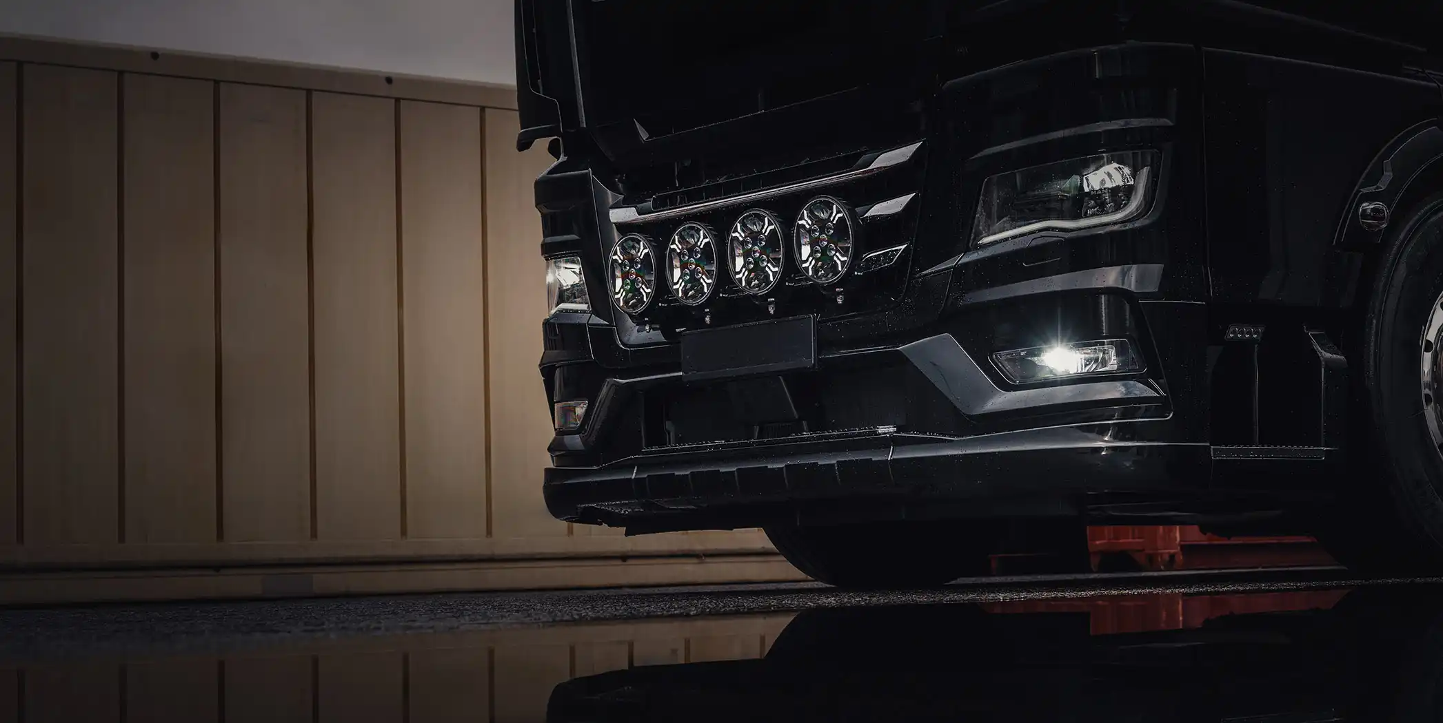 Lkw-Front mit TRALERT LED-Beleuchtung