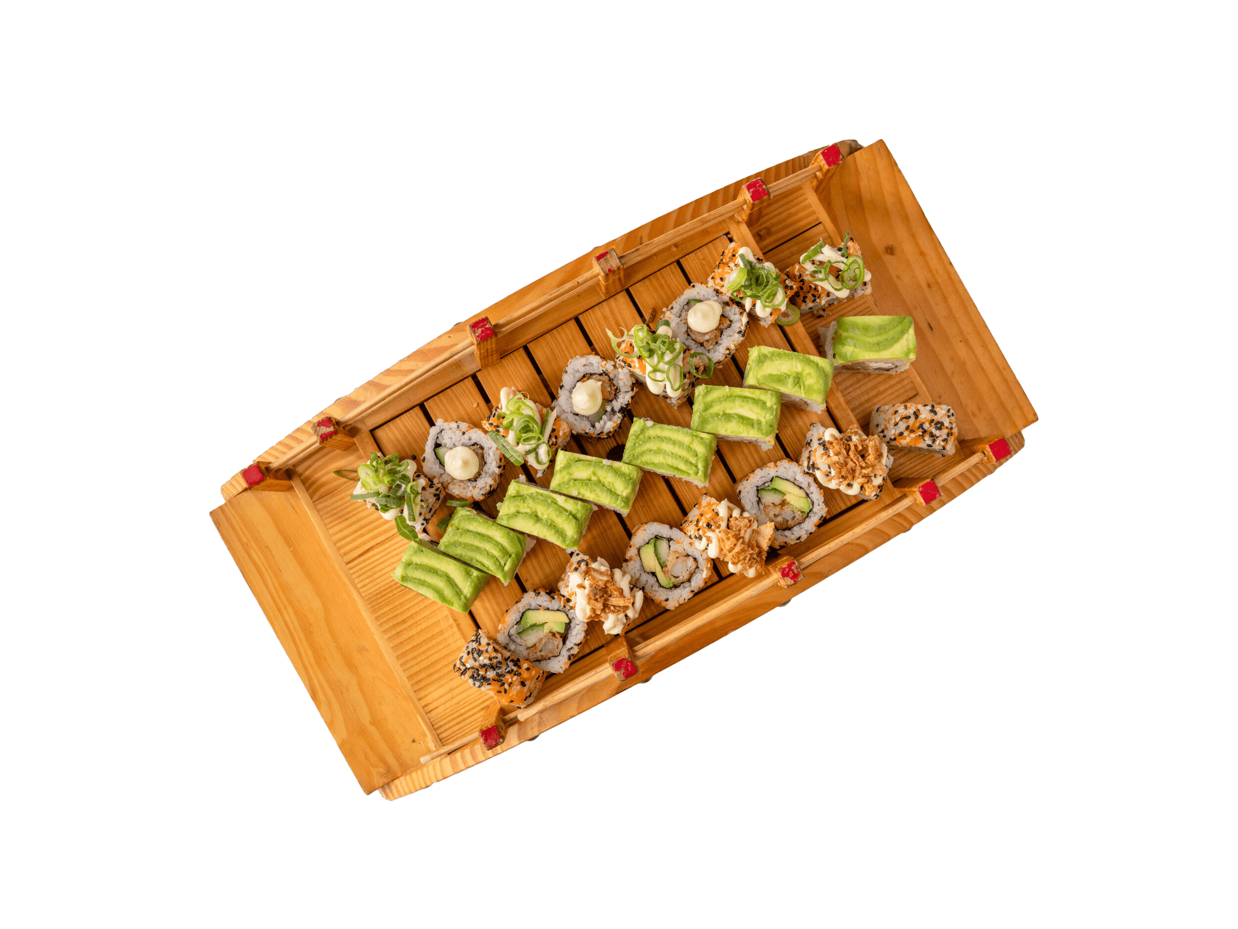een stuk Zalm Kaas Roll sushi op een grijs keramisch bord met paarse shisoblaadjes, gevuld met zalm, roomkaas en avocado