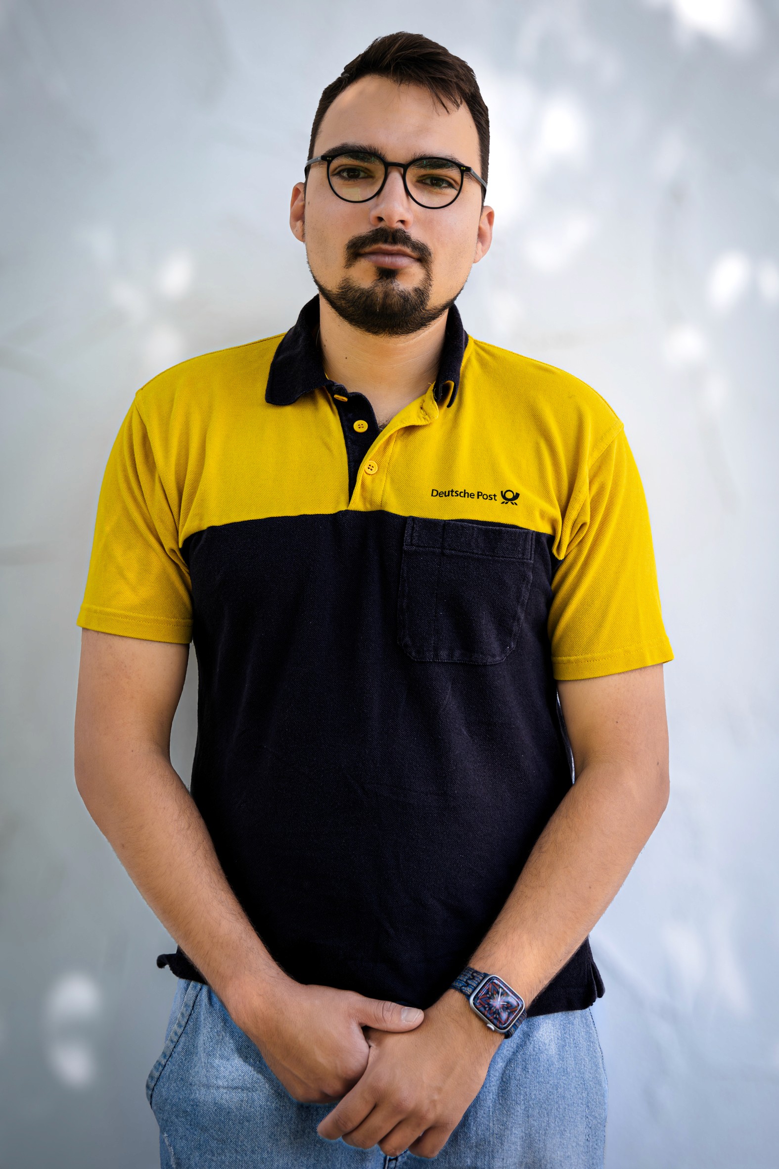 Portrait von Joachim Schimming in seiner Kleidung als Postbote