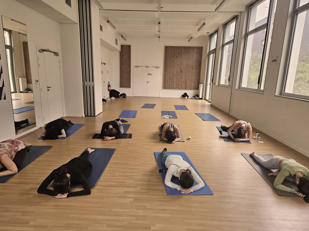 Cours de yoga pour les étudiants