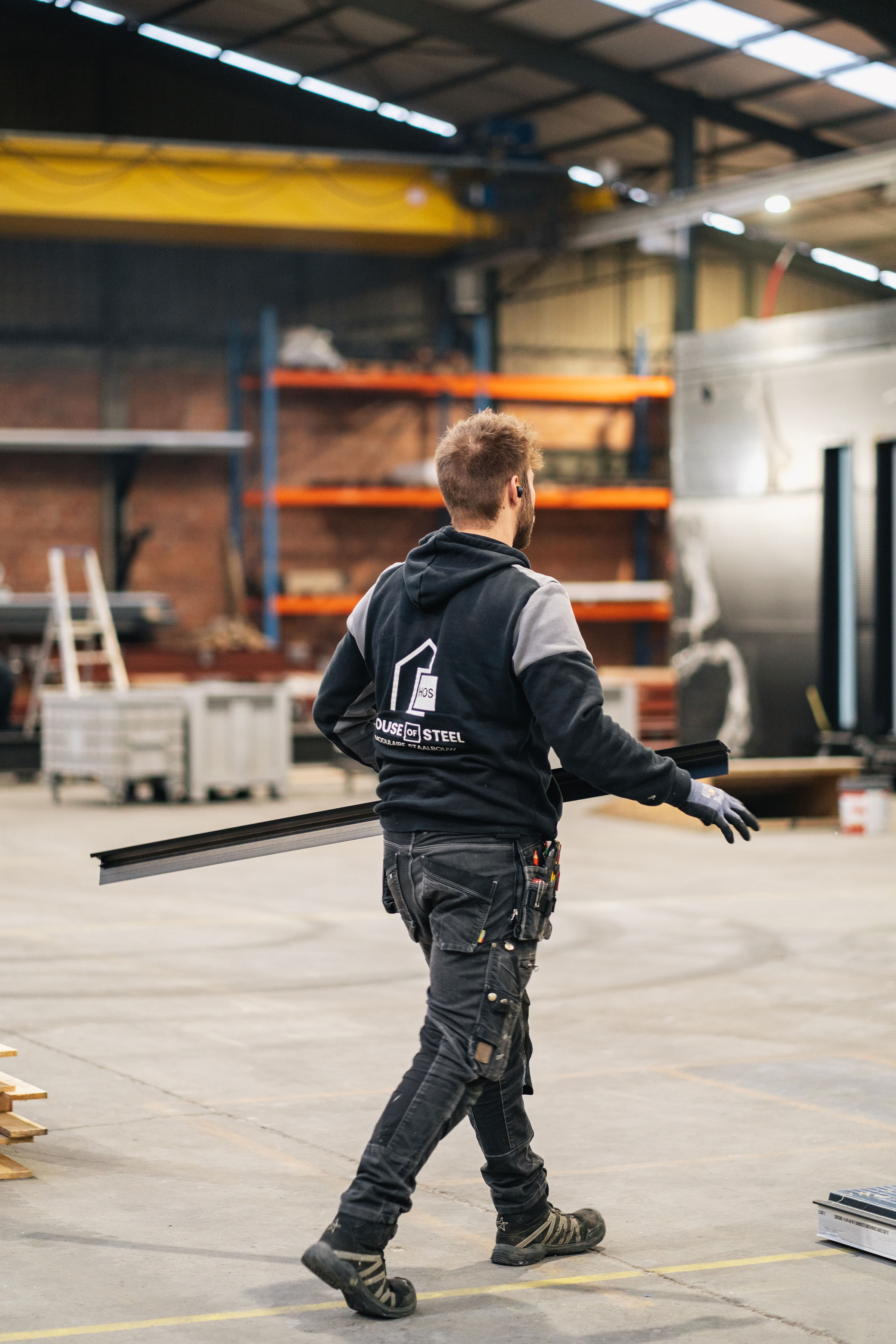 Magazijnmedewerker loopt in bouwatelier Hubley