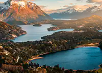Lagos e montanhas de Bariloche vistos do alto