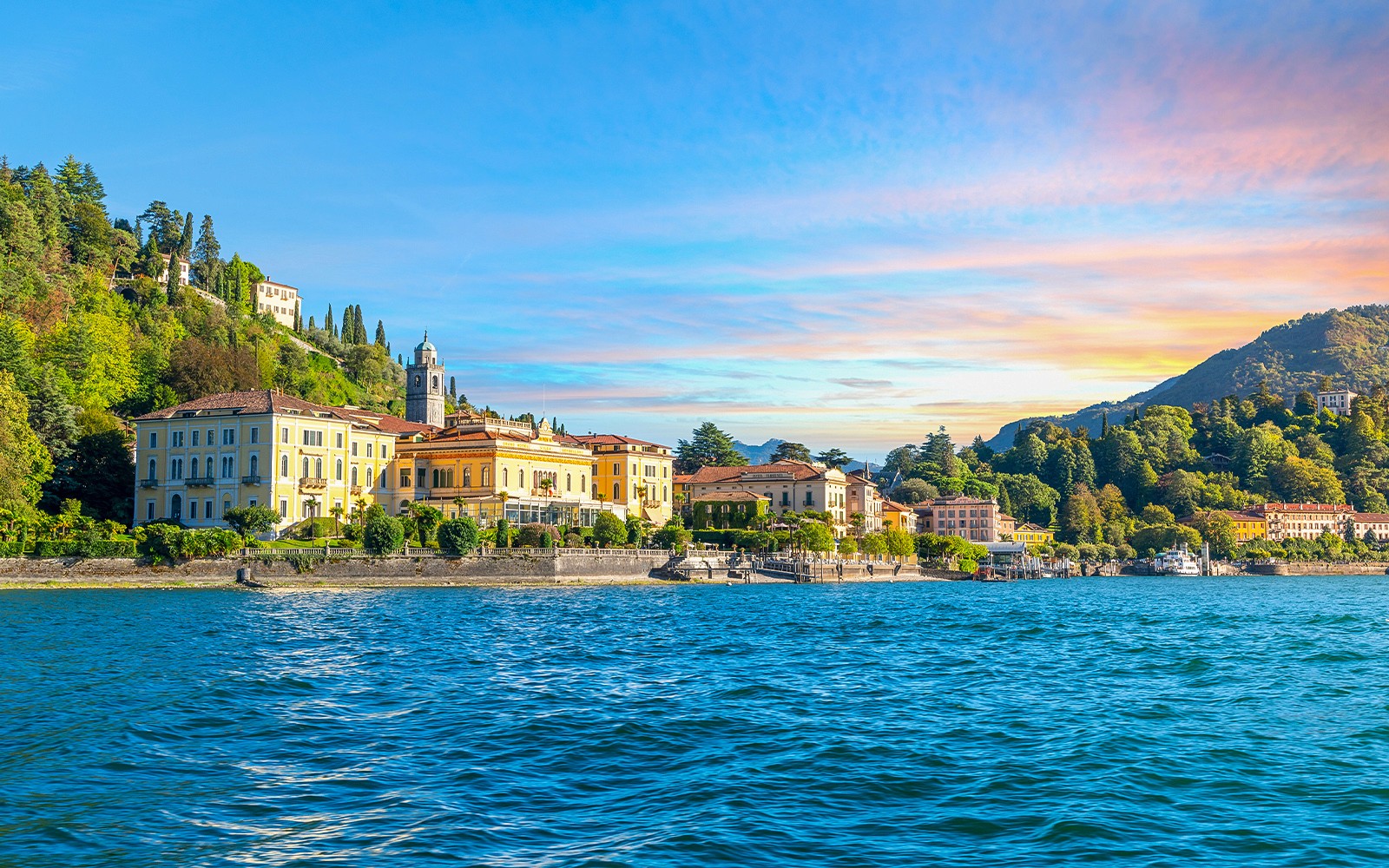 La rive du lac de Côme avec ses villas historiques et ses collines verdoyantes lors d'une visite publique.