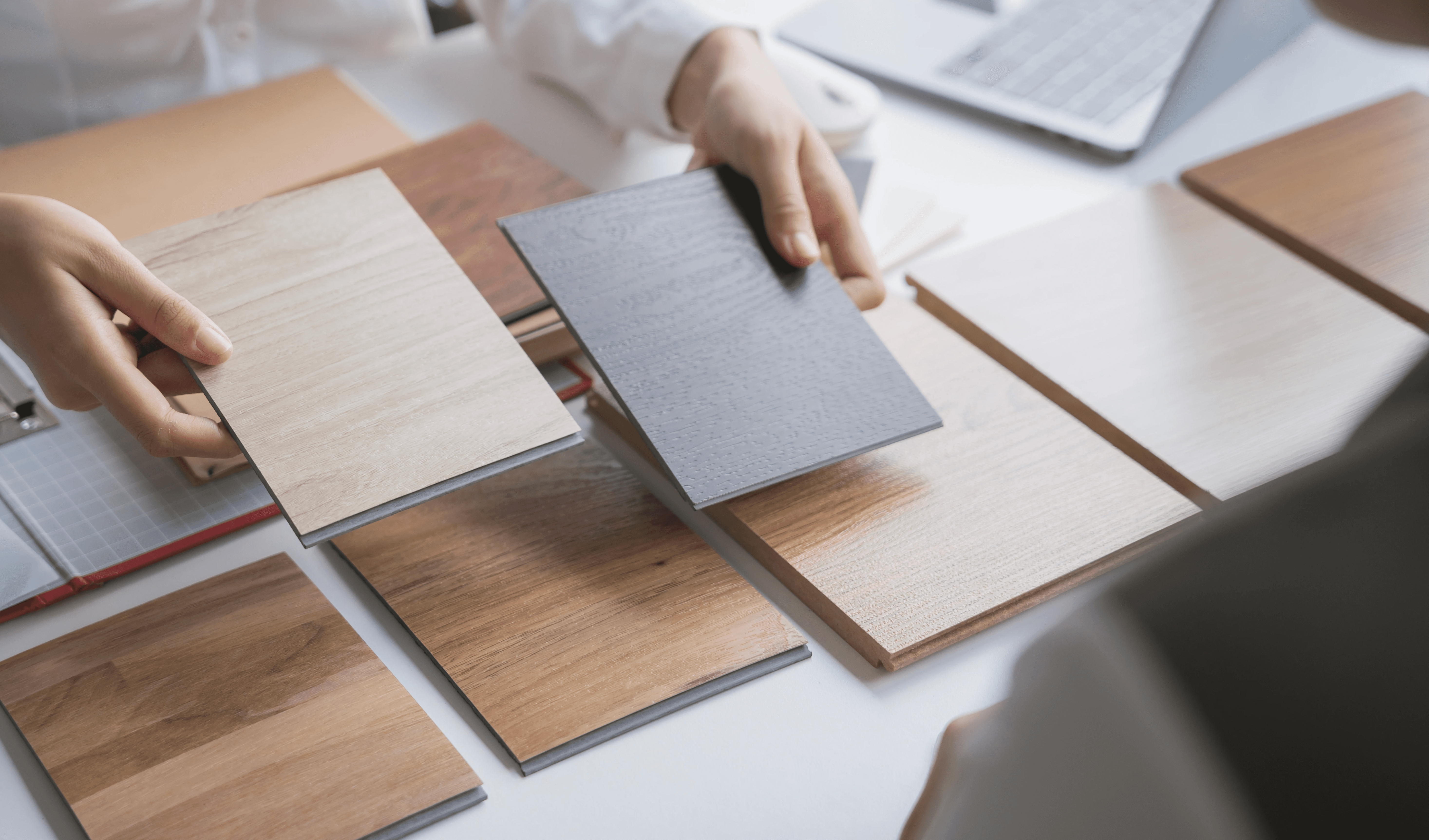 專業地板公司展示多款木地板、SPC地板及複合地板樣板,為香港家居裝修提供室內設計地板材質挑選參考。