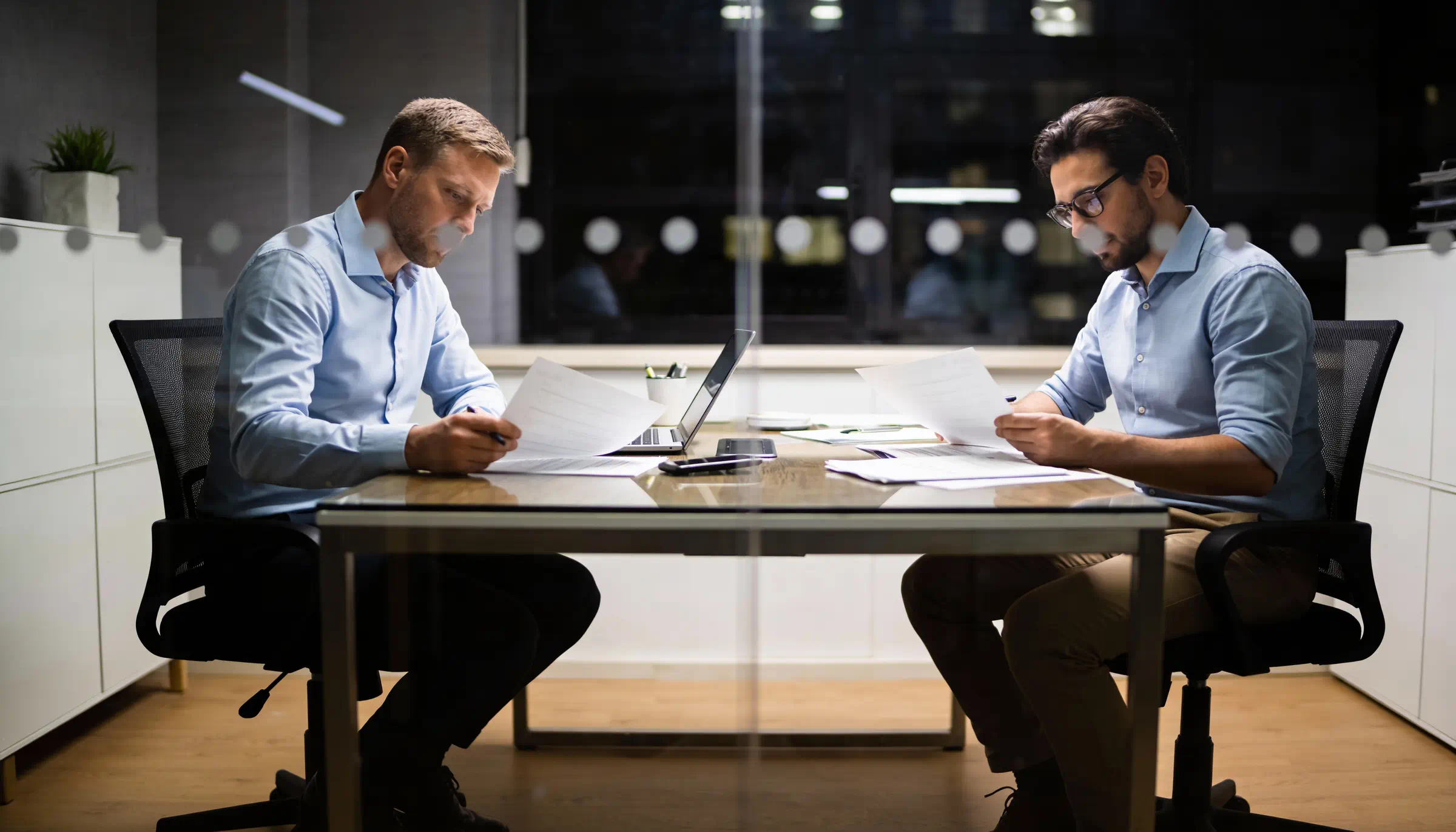 b2b accountmanager die met een eerste gesprek zit met een b2b klant