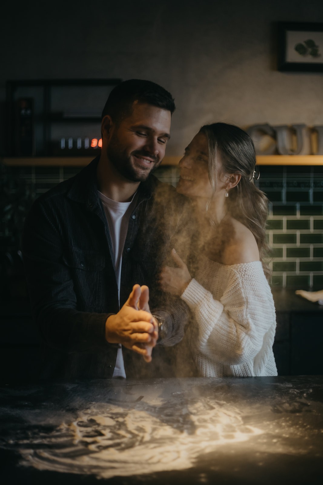 Paar beim Backen in der Küche.