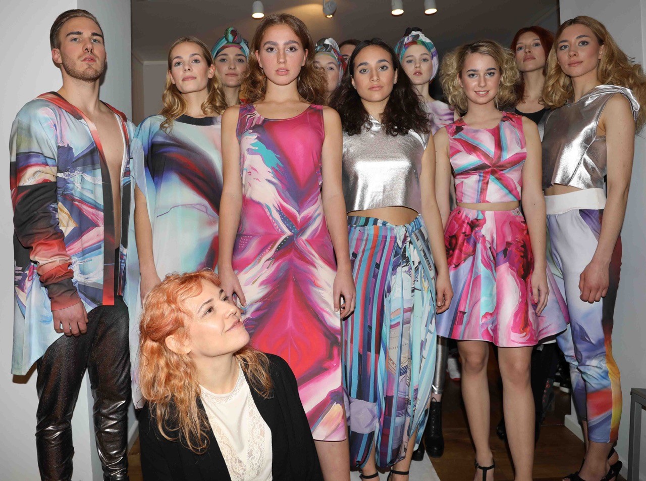 En una cooperación entre la artista argentina Daniela Boo, los alumnos de Management de Moda de Business School Berlin (BSB) y Spoonflower ha surgido una colección de moda. 