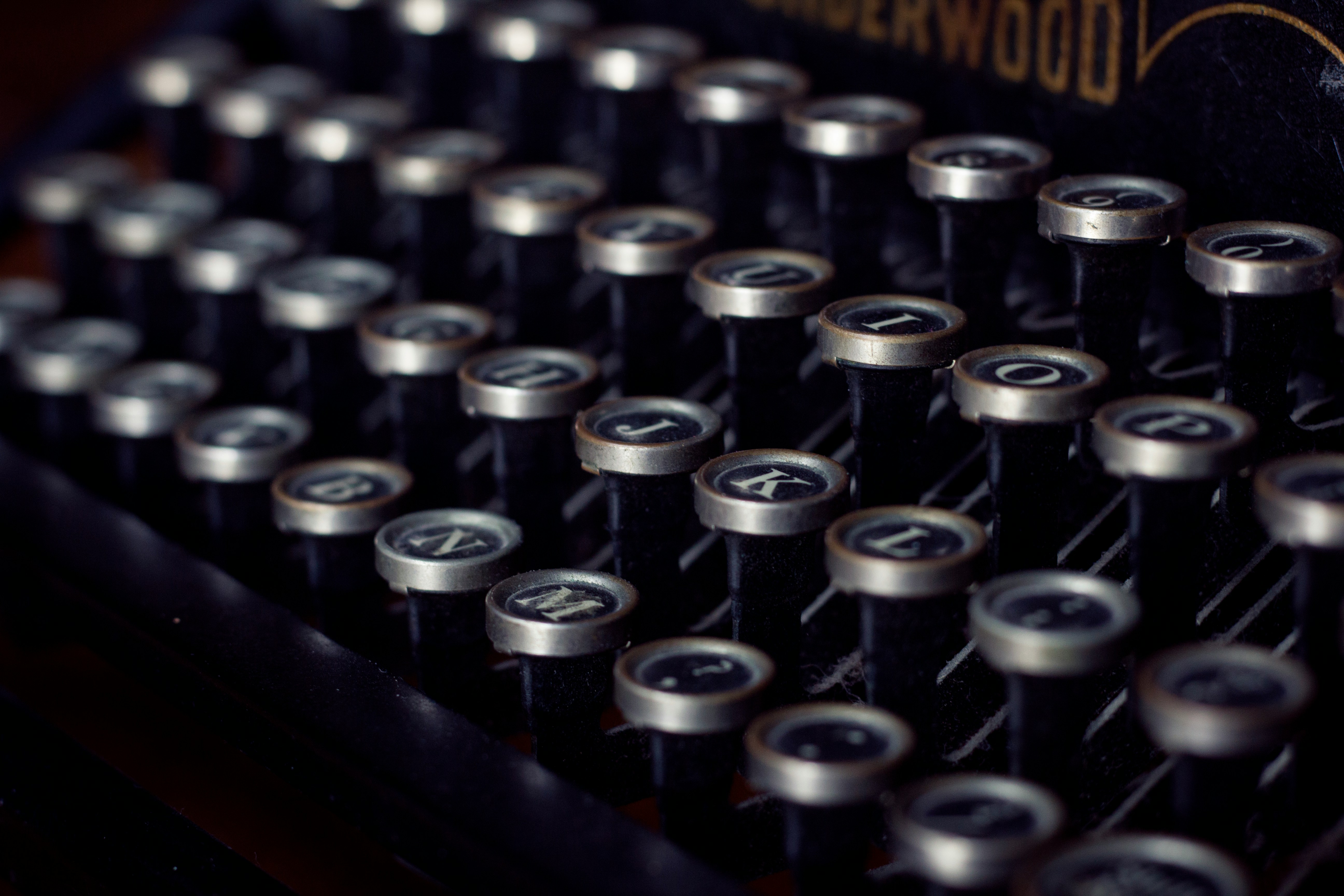 black and gray Underwood typewriter closeup photography