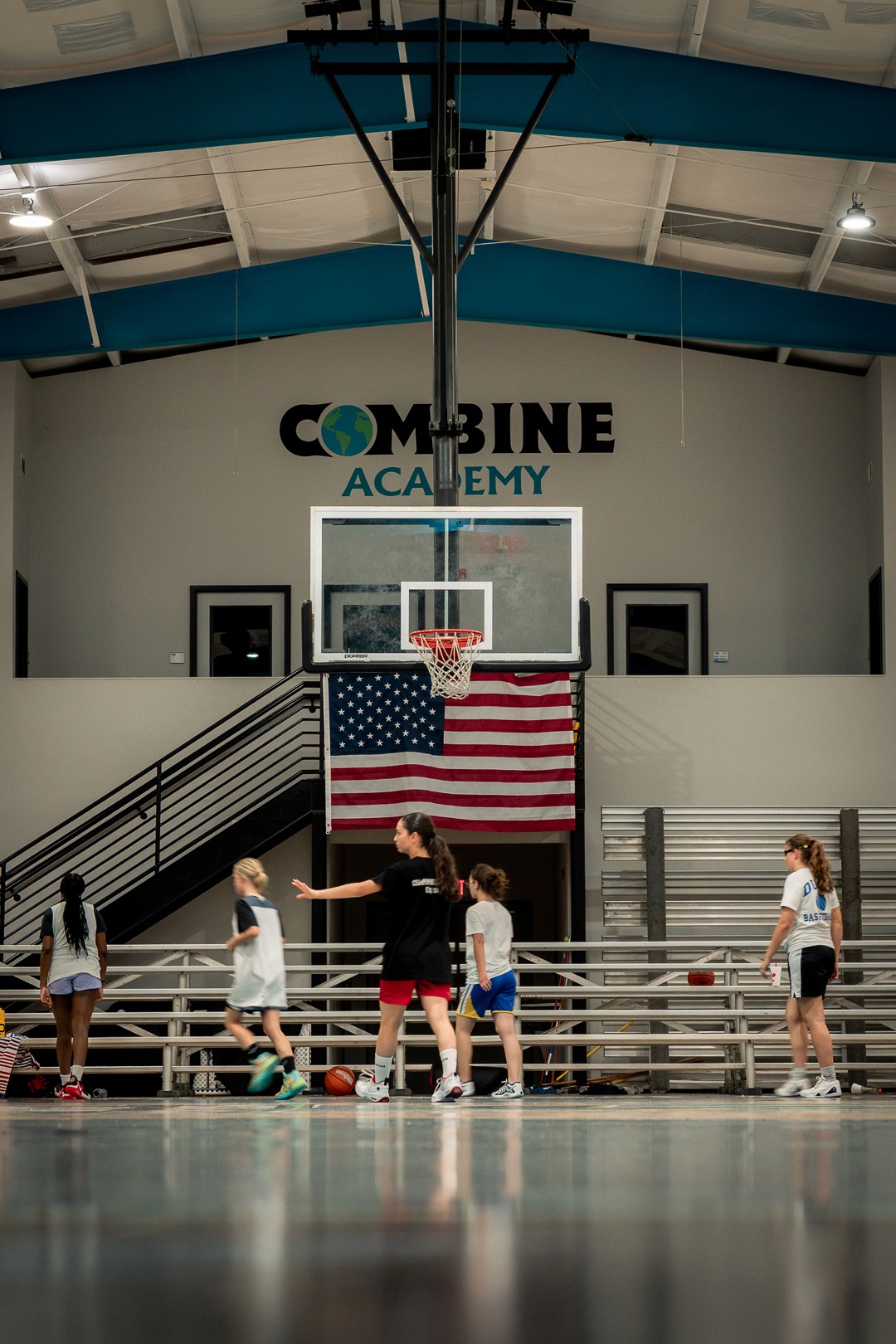 Séance de basket féminin dans le gymnase principal de la Combine Academy.