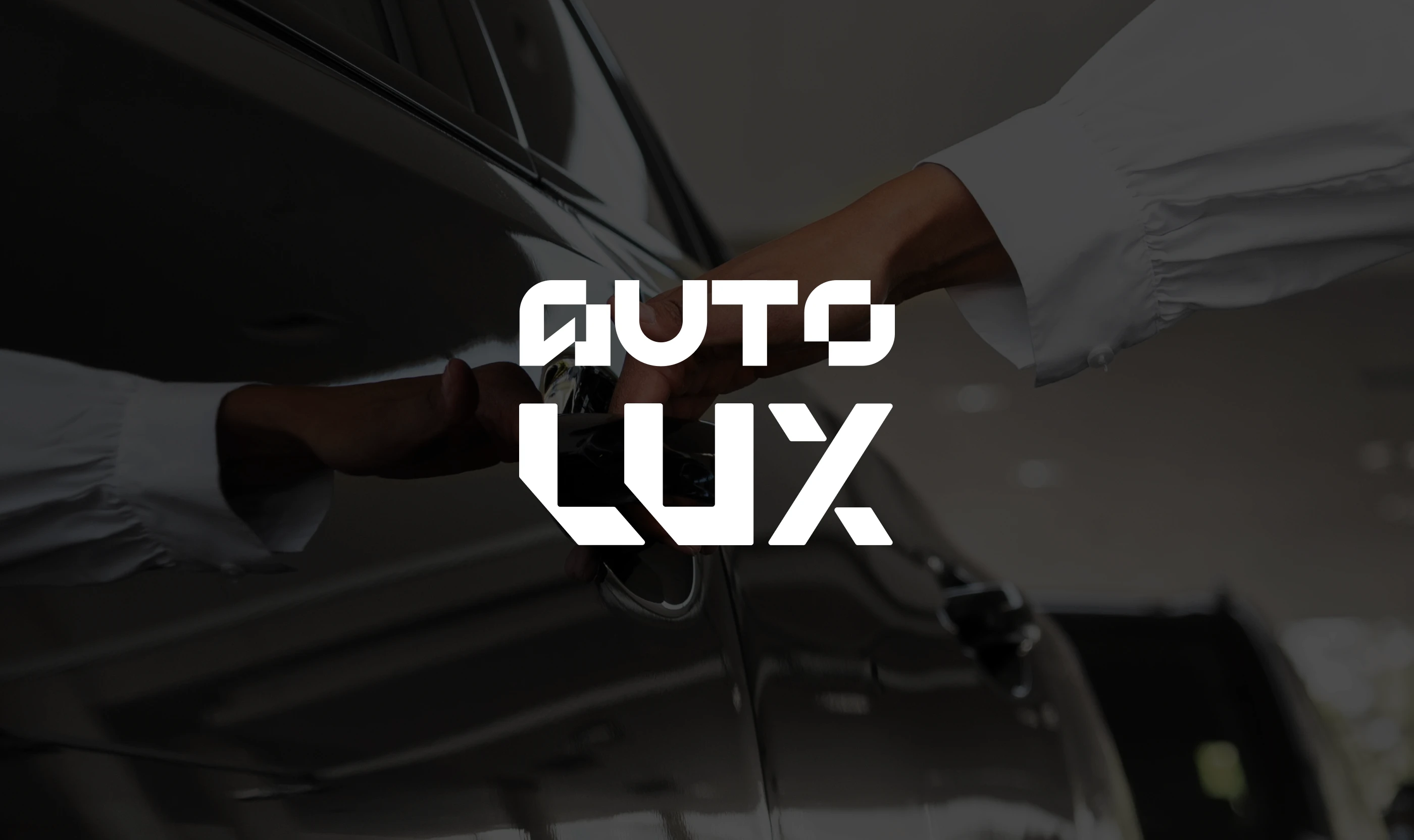 Logo typographique AutoLux appliqué sur une portière de voiture haut de gamme. Design d'identité visuelle premium par Tartelette Concept, Toulouse.