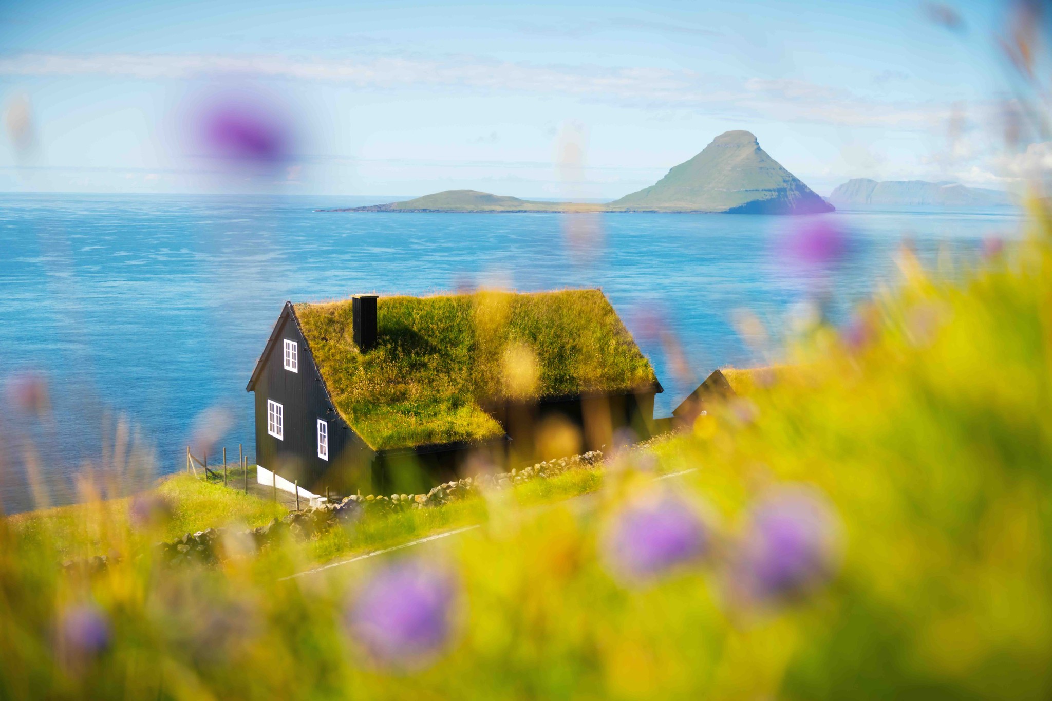 hus som står nede ved vannet