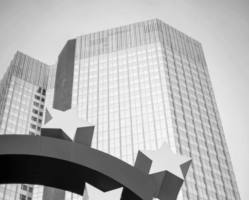 Hochhaus mit Euro Symbol