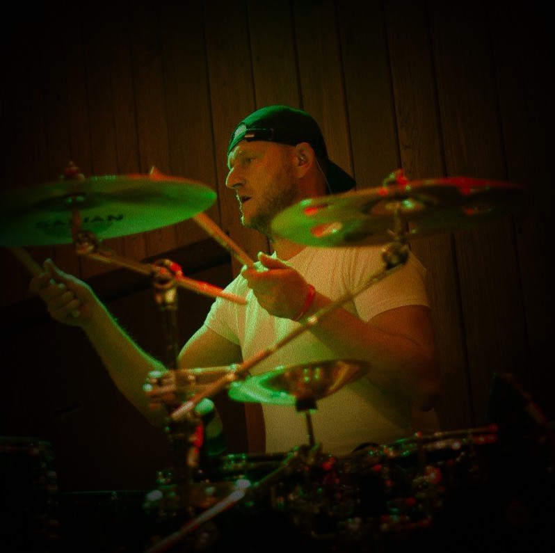 BU-FU band drummer with drums live
