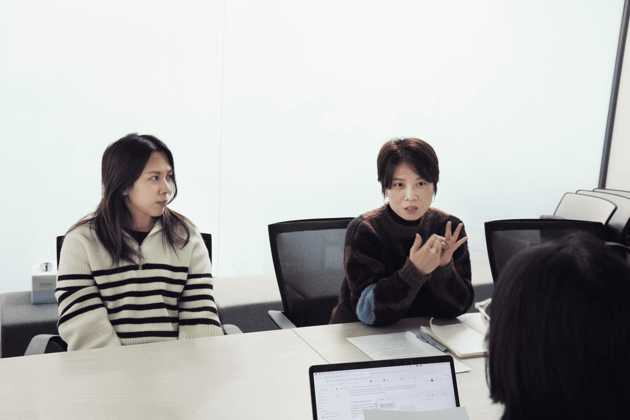 CRM본부 CV팀 [오] 김민형 과장님, [왼] 강수민 대리님