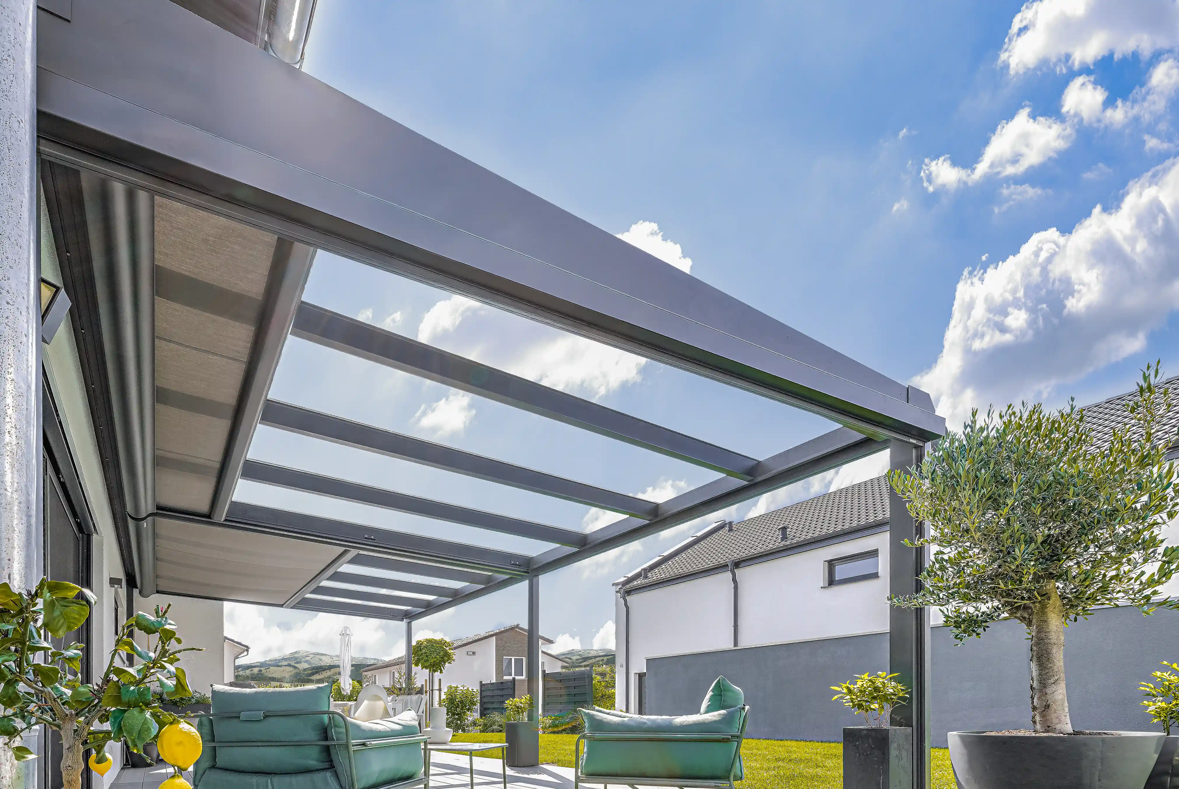 Seitliche Aufnahem der Überdachung mit Seitenkeil aus pulverbeschichtetem Blech