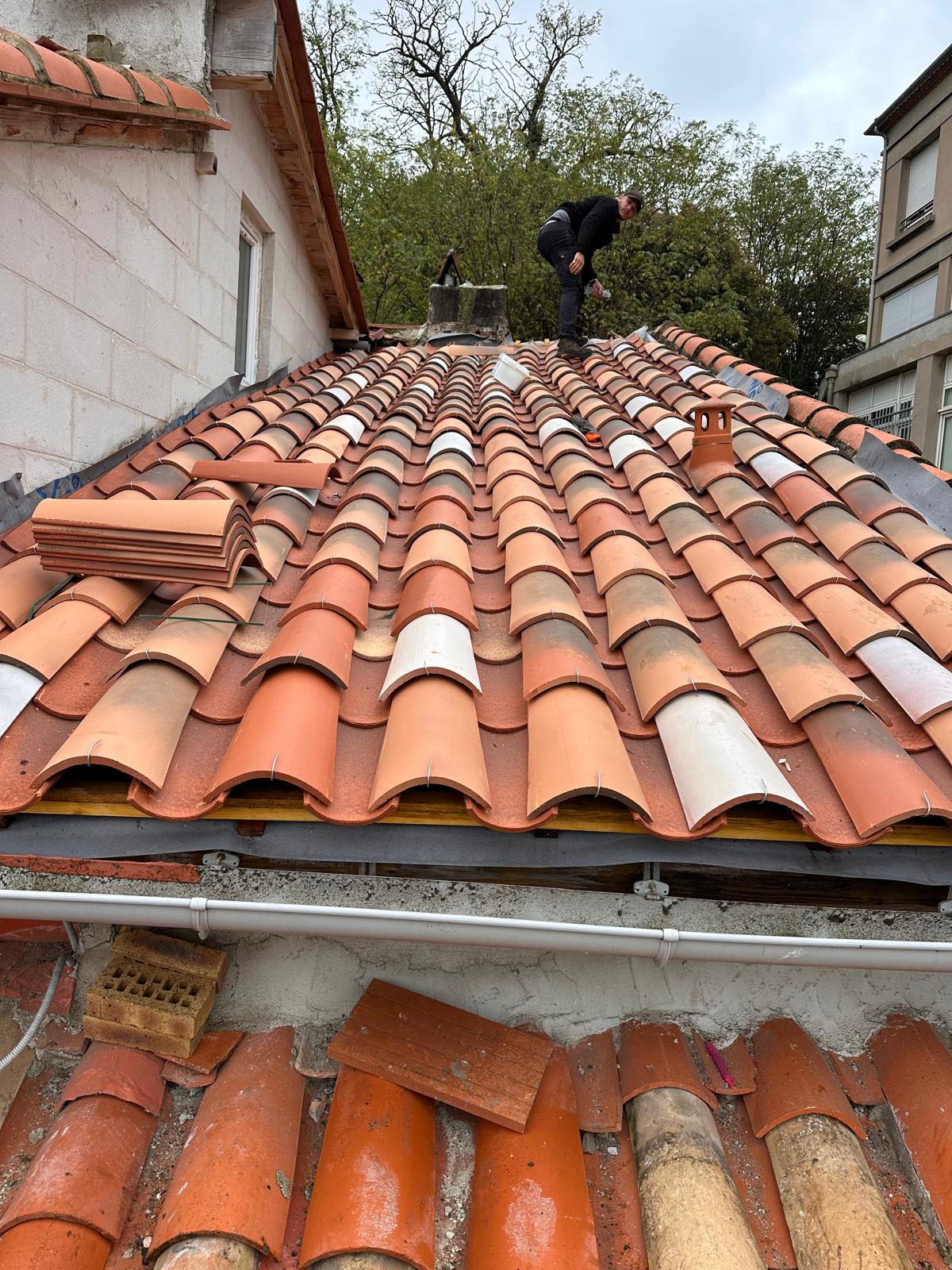 artisan-couvreur-zingueur-toulouse-pose-gouttiere-chantier-blagnac