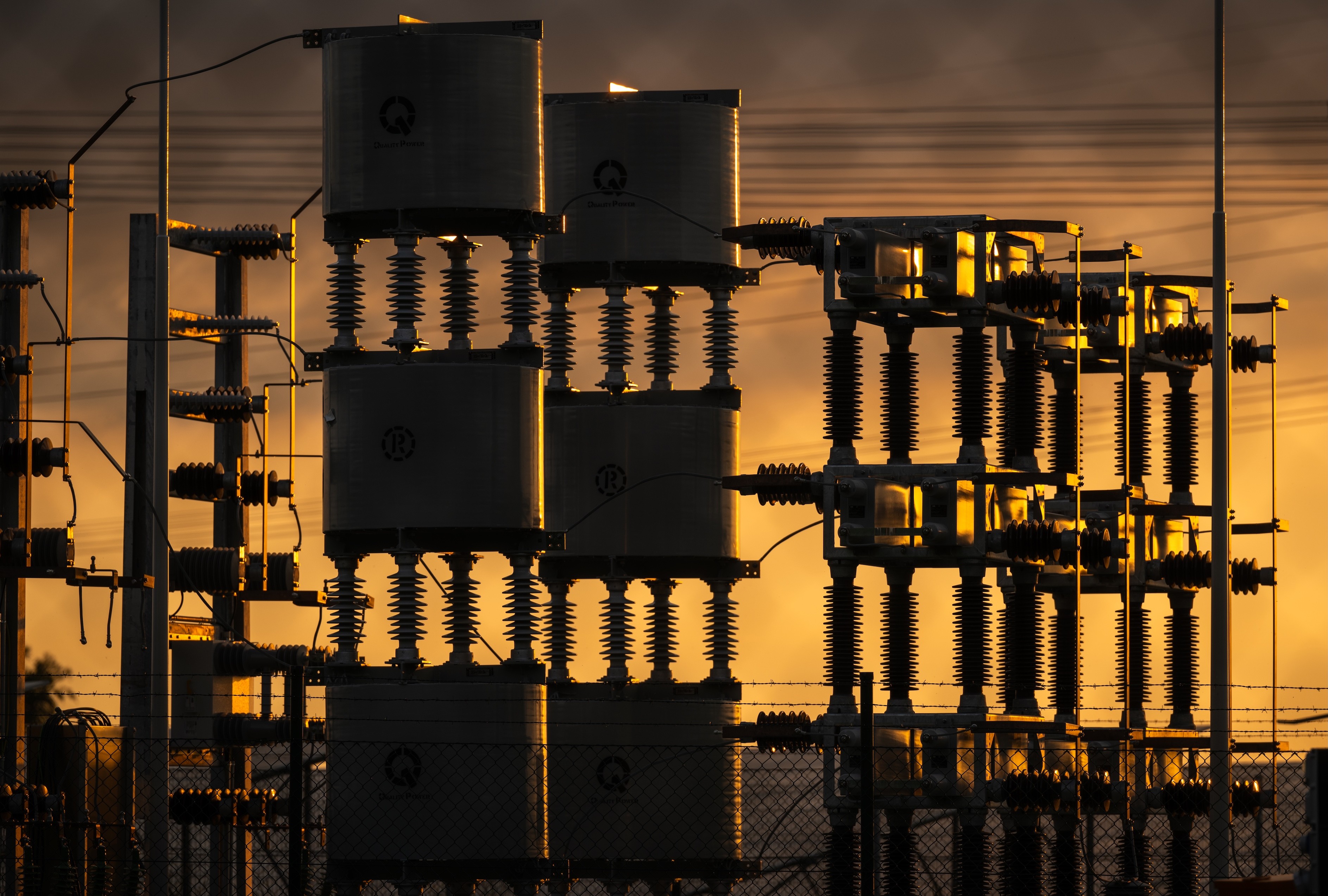 Detailaufnahme des Umspannwerks im Hybriden Energiepark Sande bei Sonnenuntergang