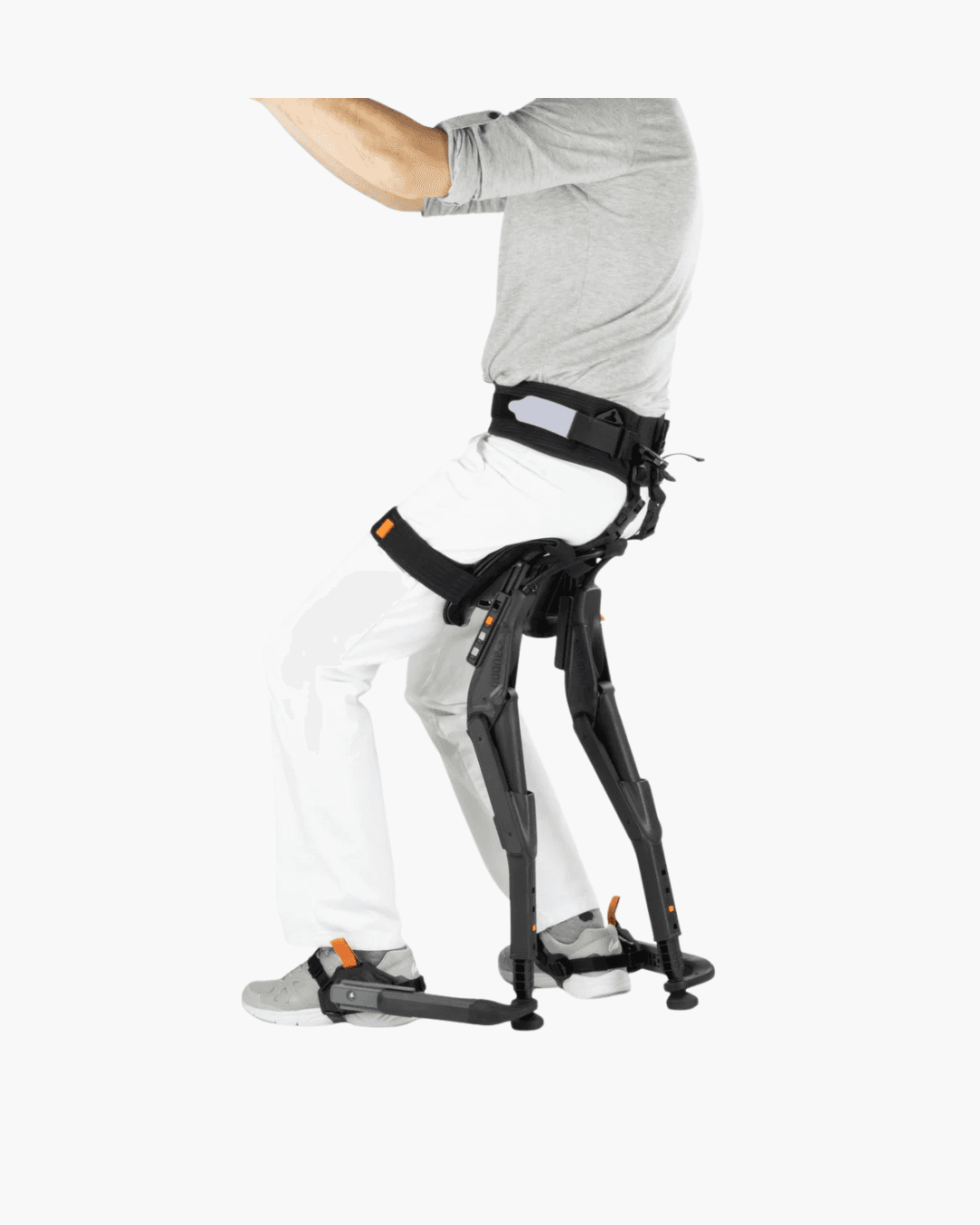 Utilisateur assis grâce à l’exosquelette Chairless Chair, qui sert de siège portable ergonomique en soutenant le poids du corps sans chaise traditionnelle