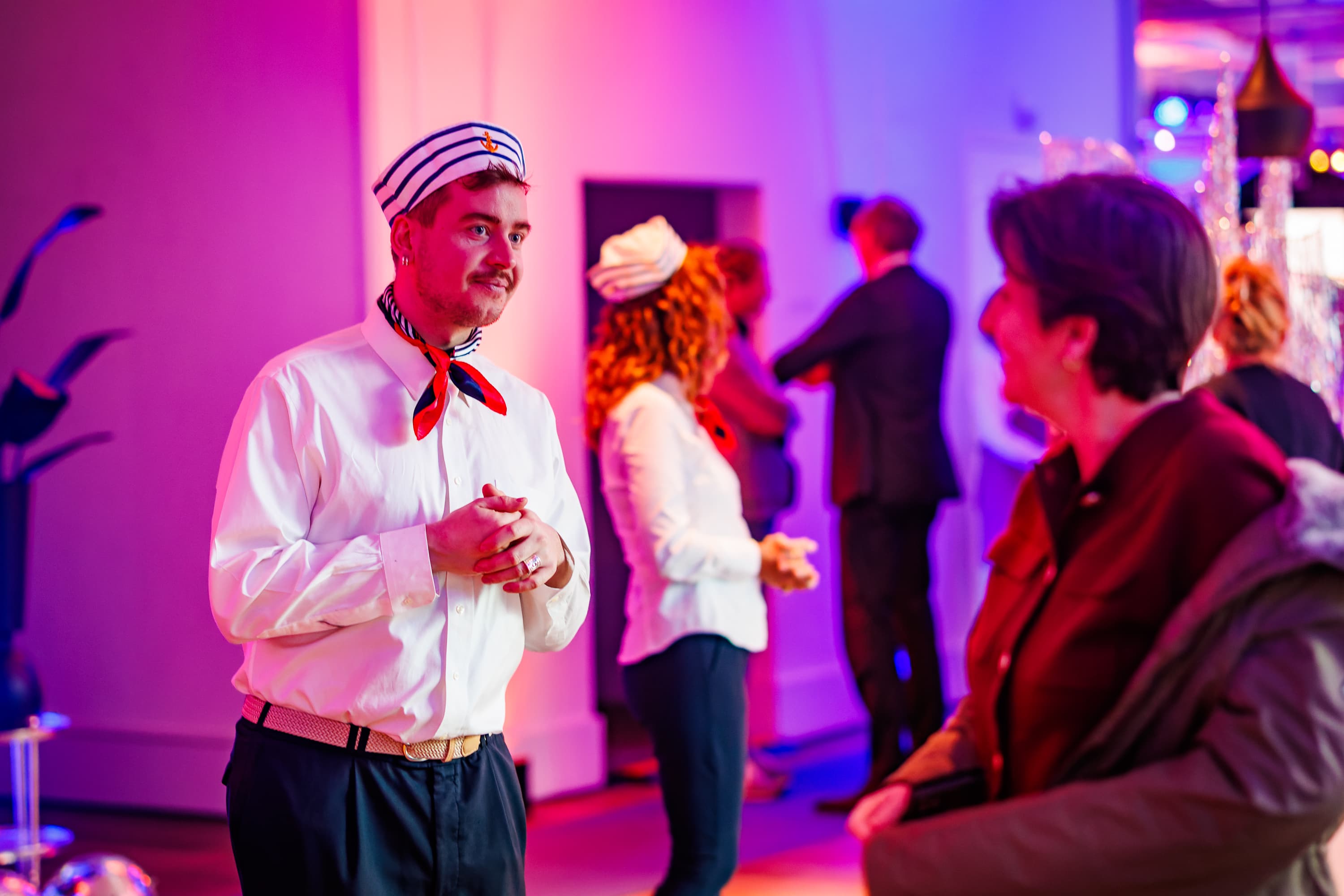 Gastvrij hospitality team in actie tijdens een event, met persoonlijke aandacht en service tot in detail
