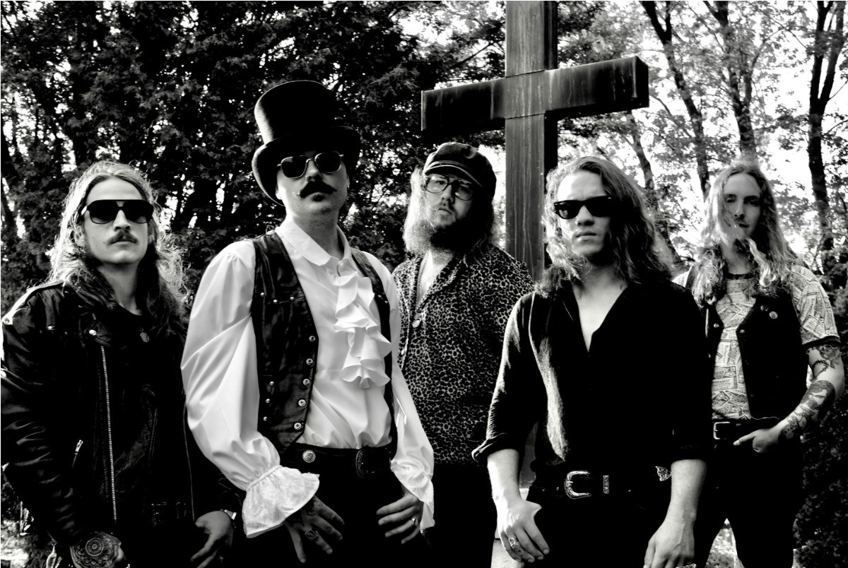  Photo by © FANGUS promo