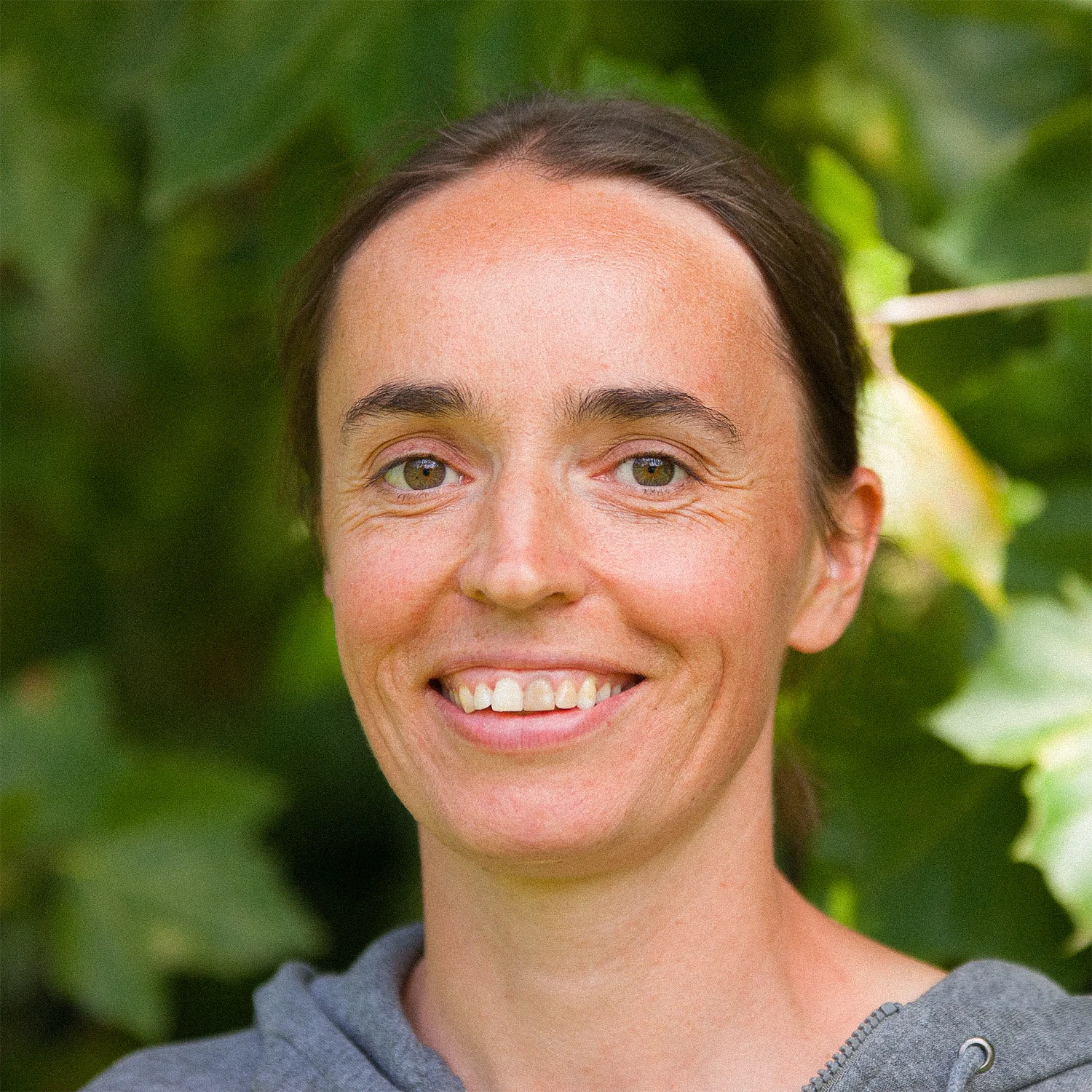 Lehrerin vor Naturhintergrund