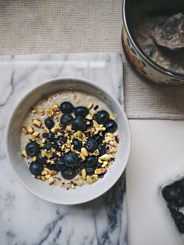  tahini_pistachio_porridge_health_breakfast_porridgerecipes_lottiemurphy_lifestyle_healthybreakfast_blueberries 