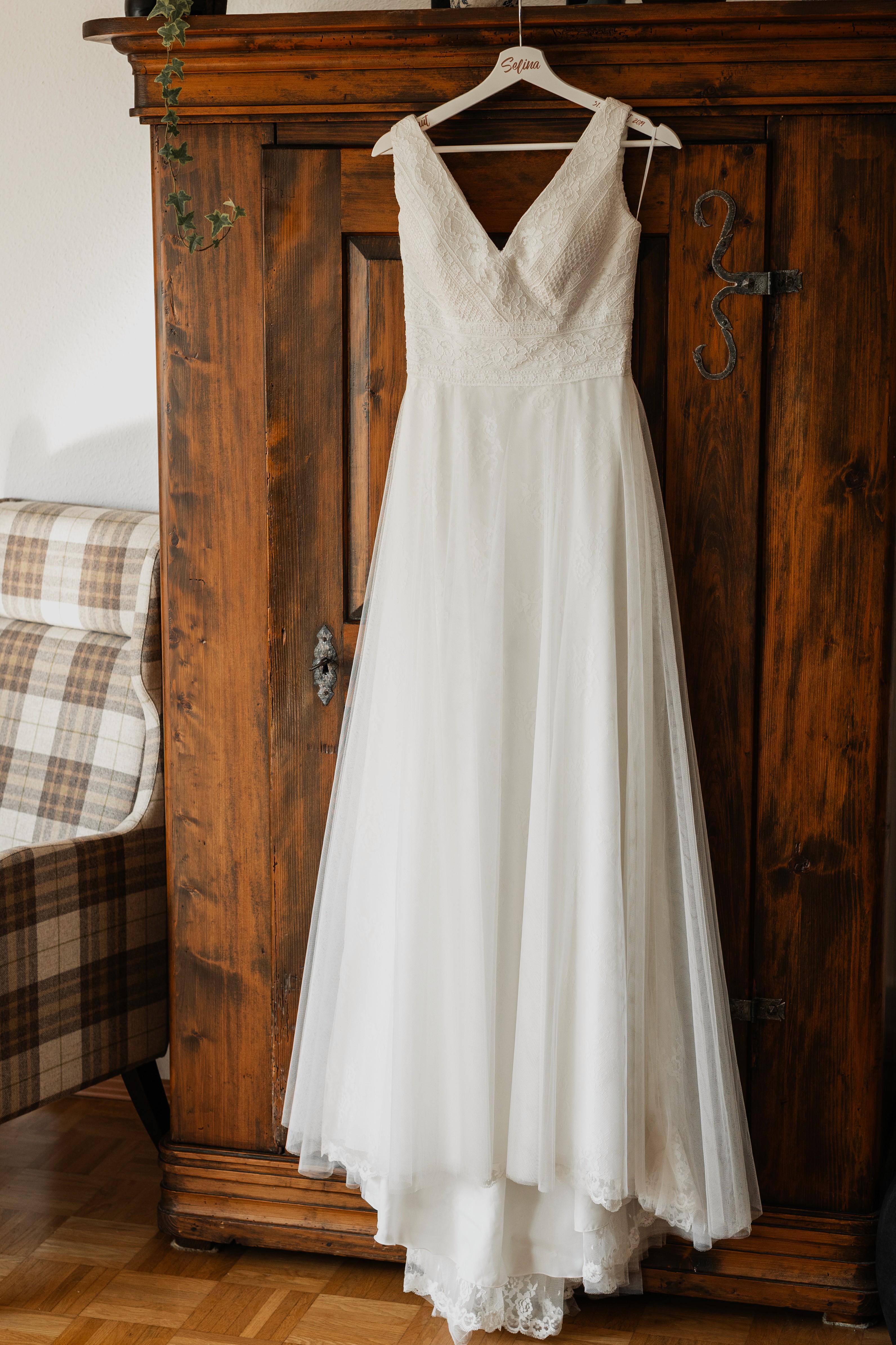 3. Hochzeitskleid an antikem Schrank – detailreiche Aufnahme für Hochzeitsfotografie.