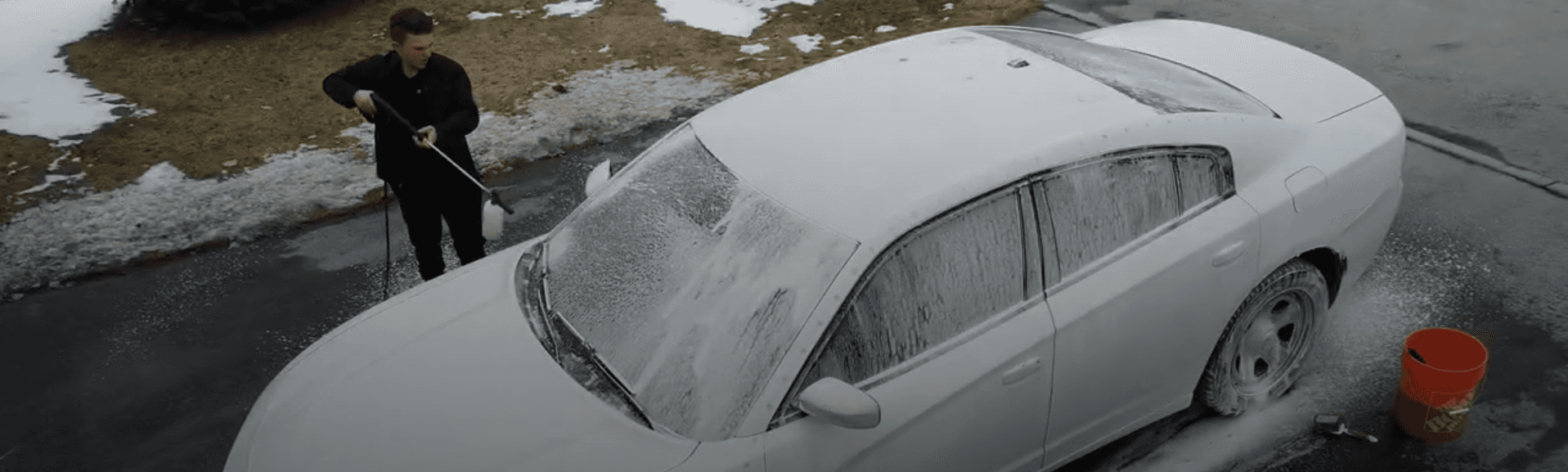 Image du propriétaire d'Aestorm Esthétique qui nettoie une voiture à Sherbrooke