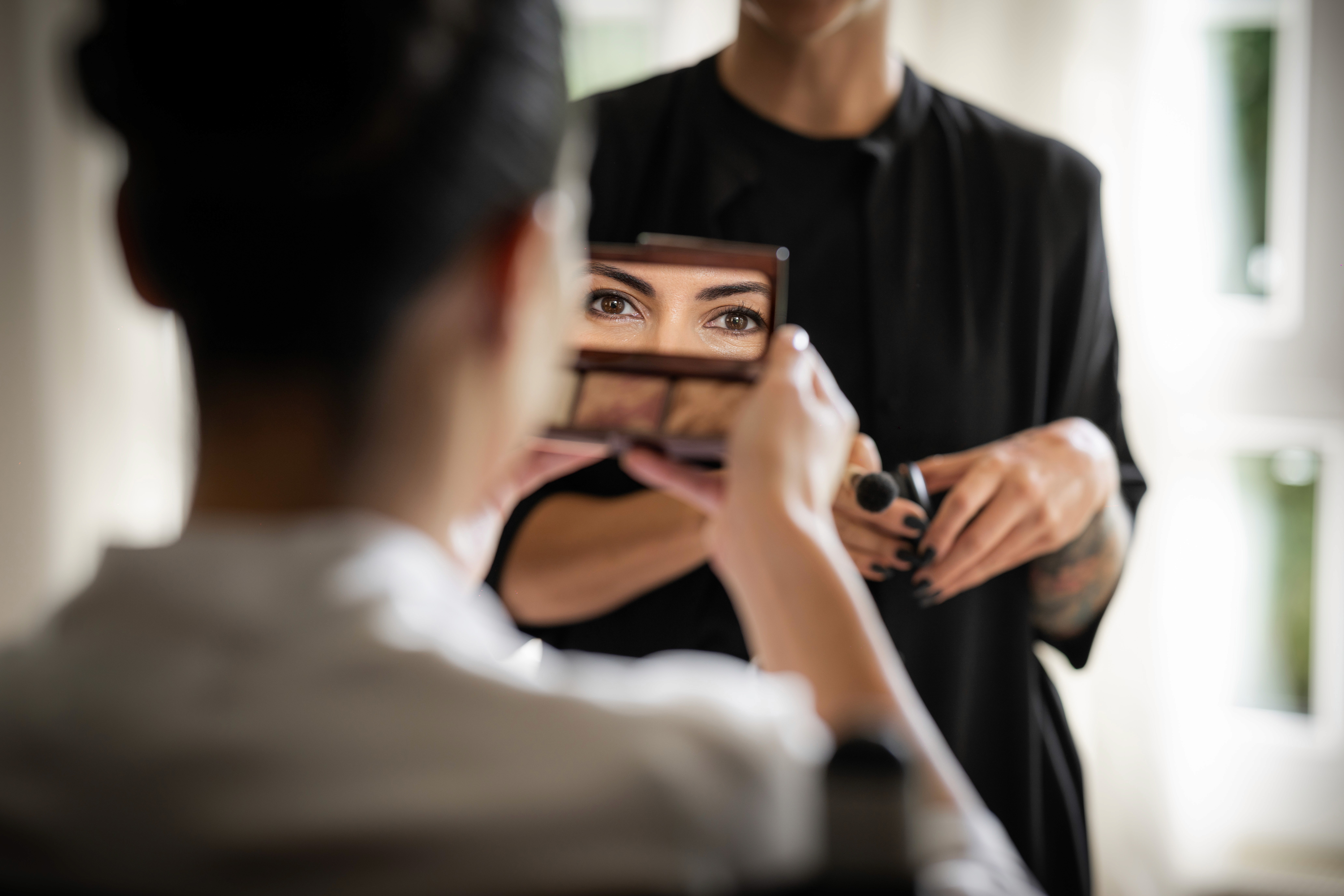 Persona aparece con los ojos tras un espejo