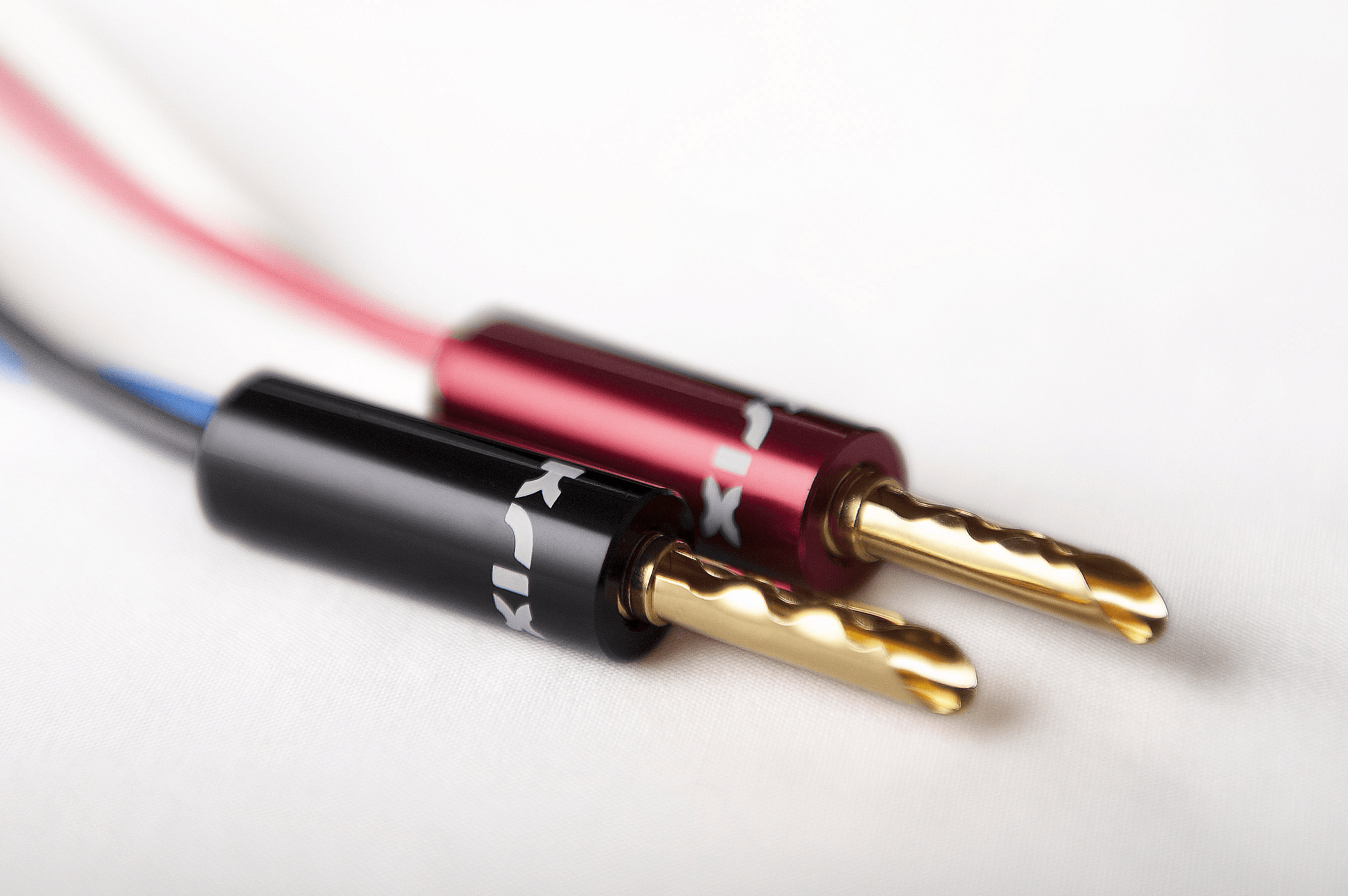 Two banana plugs, one black and one red.