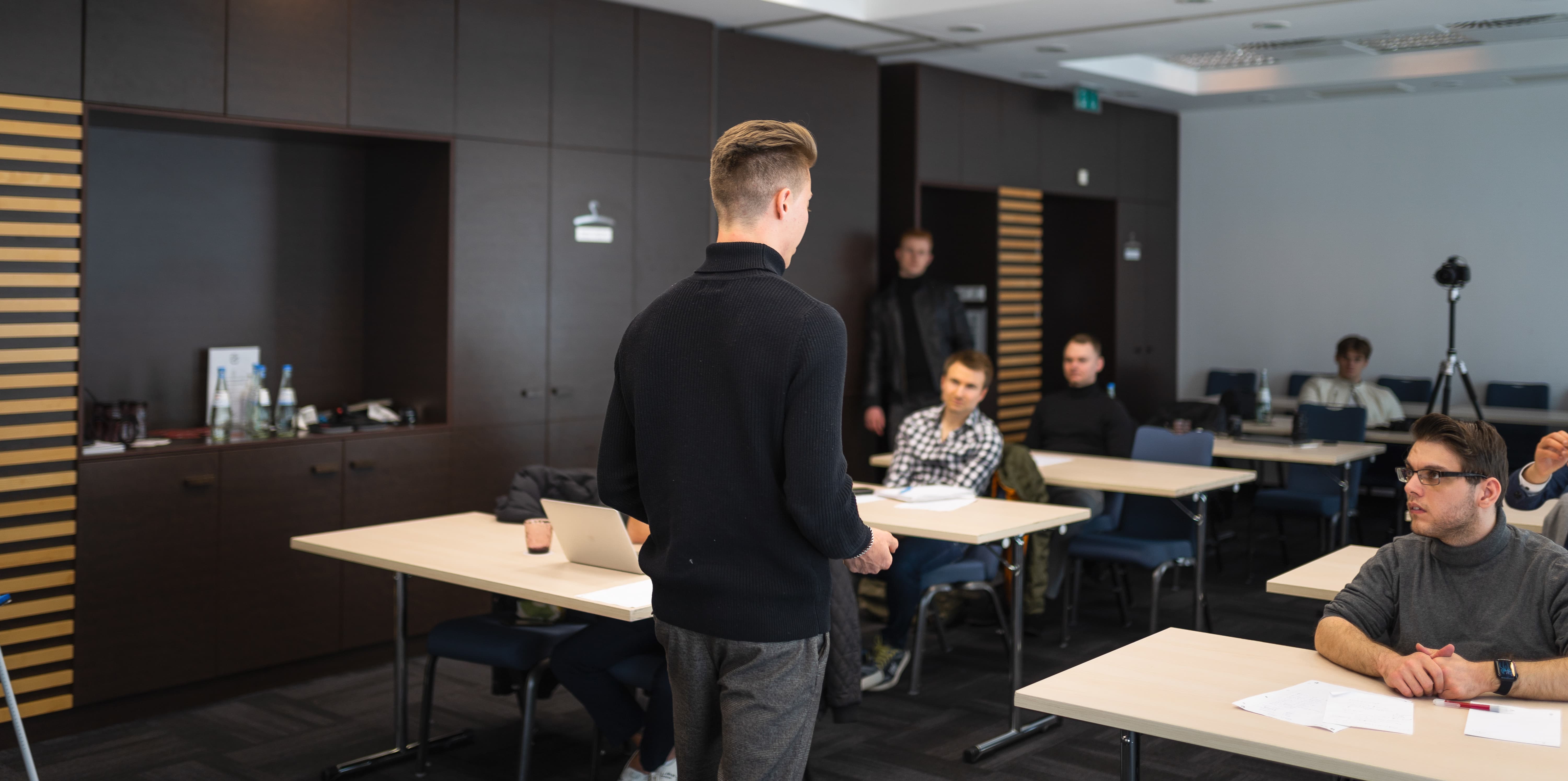 Ein bild von Lasse Landeck vor mehreren Personen beim live Coaching