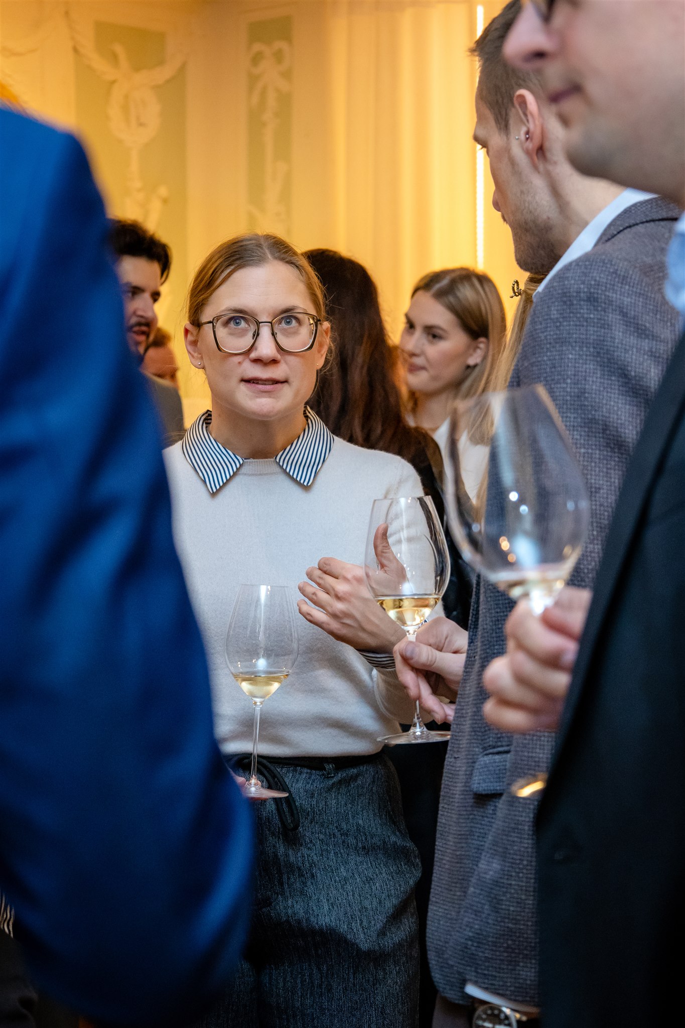 Guest speaking with attendees during Recht KI launch event in Zurich