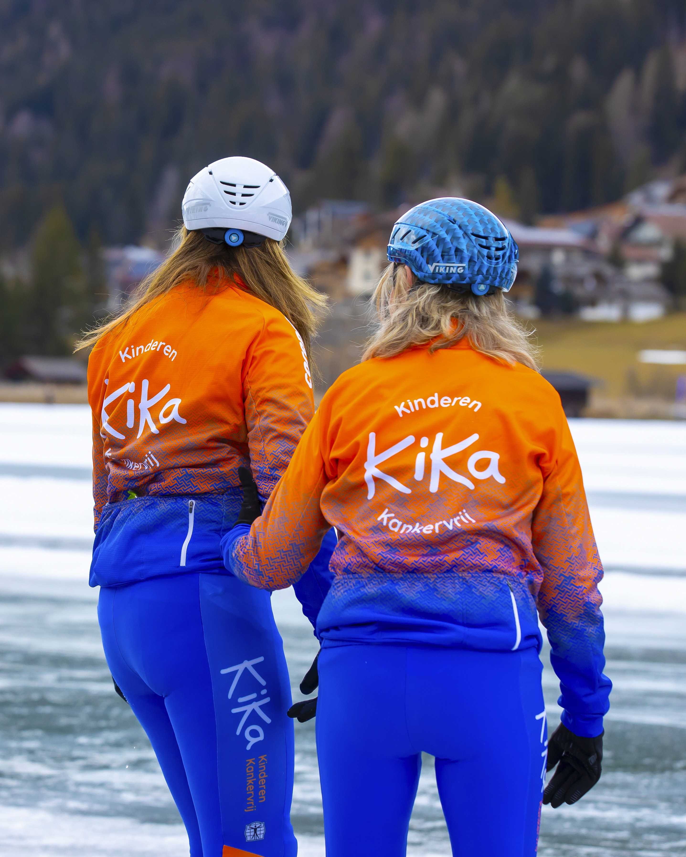 Schaatsers samen op het ijs