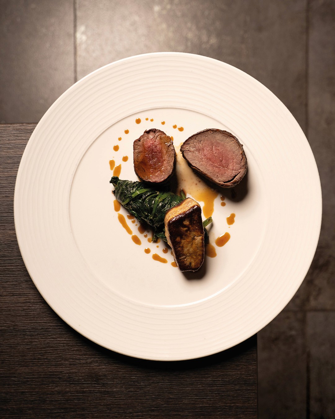„Zartes Rinderfilet mit Foie Gras, sautiertem Blattspinat und feiner Jus – kunstvoll angerichtet im Ristorante Giuseppe Gentile.“