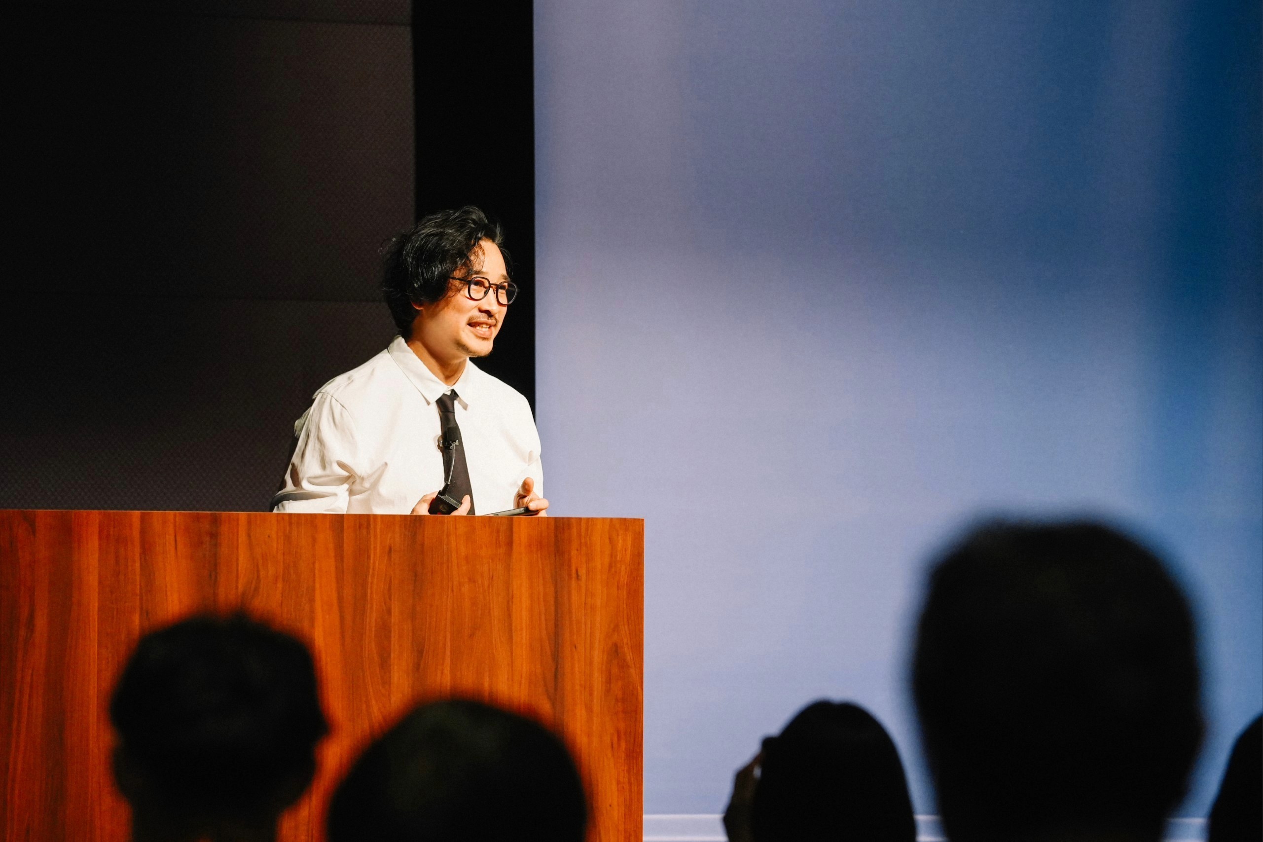 Bekind Labs CEO Choi Hee-won giving a presentation at the podium during the Gartner Summit session.
