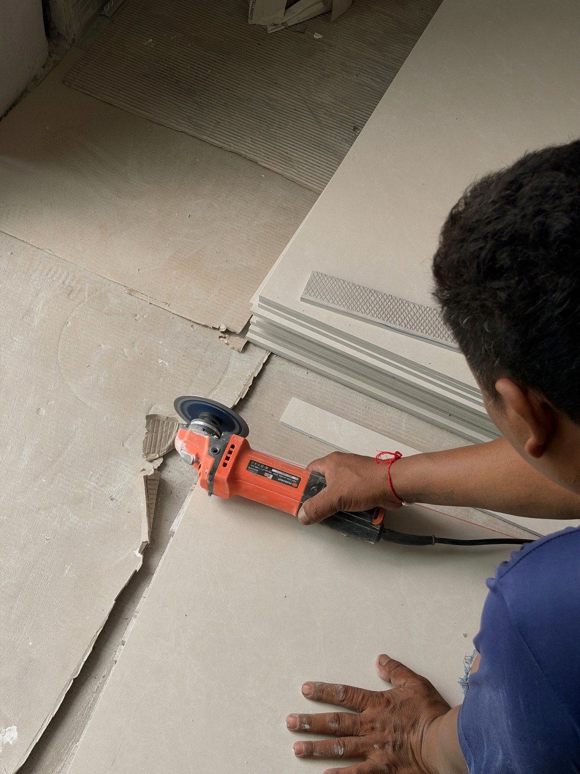 Cutting tiles to fit the installation — PLANE & PLACE