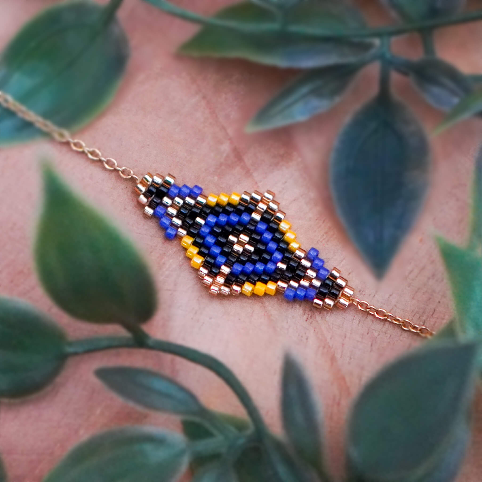 Geometryczna bransoletka z koralików Miyuki w kolorze intensywnego fioletu i słonecznej żółci na srebrnym łańcuszku