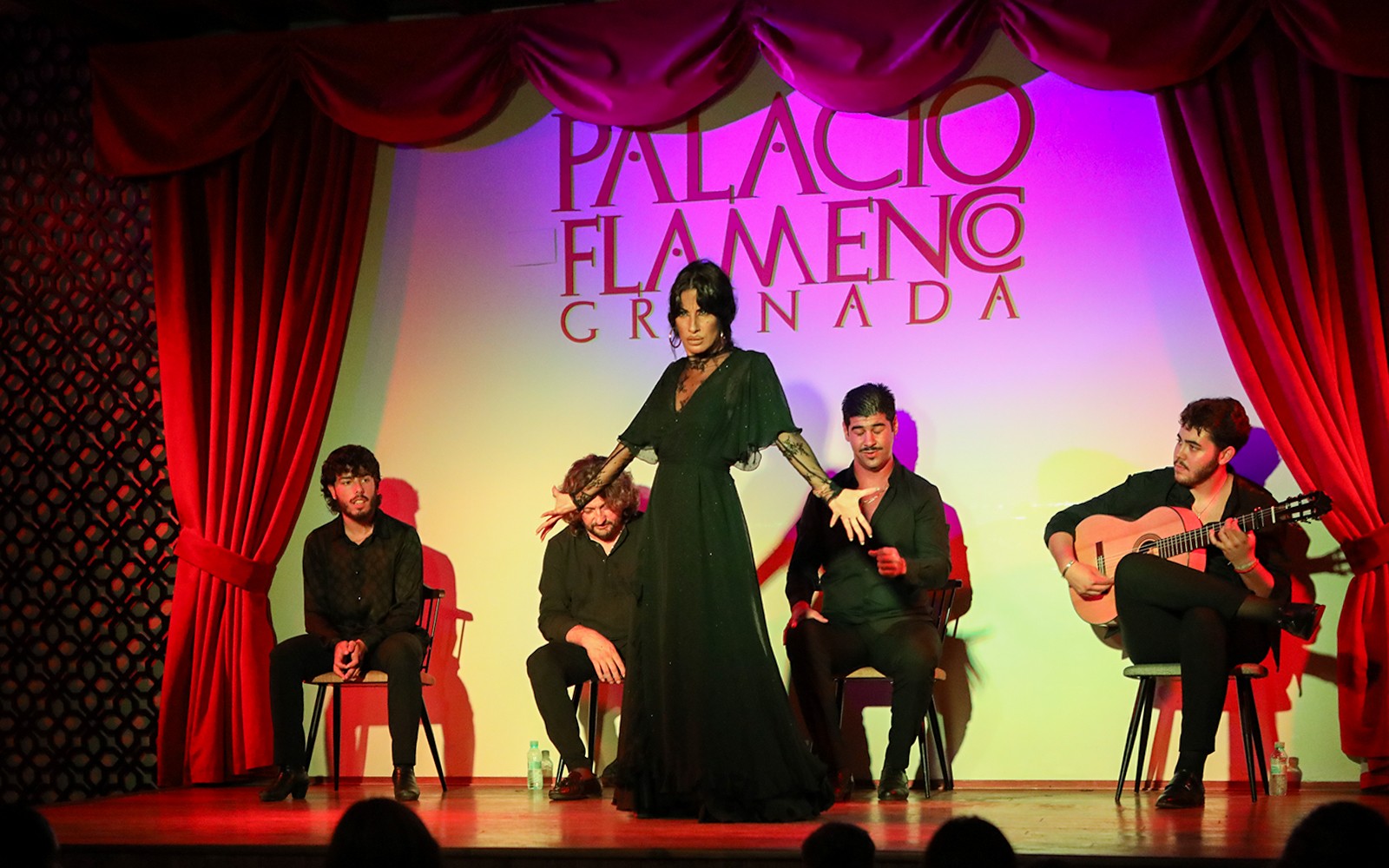 Flamenco-danser opptrer på Palacio de los Olvidados i Granada med musikere.