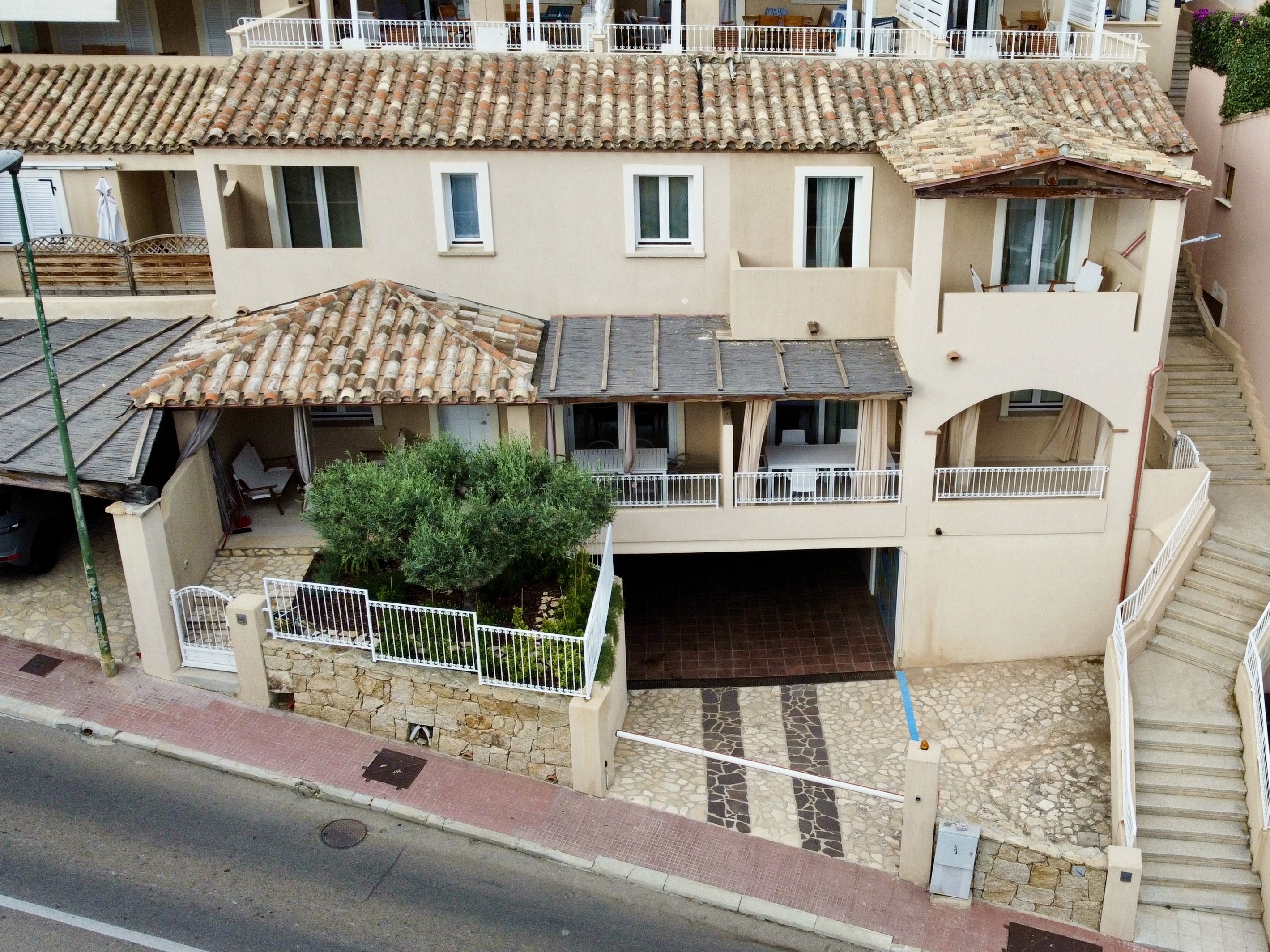 Vista aerea della facciata degli appartamenti Shardana a Villasimius