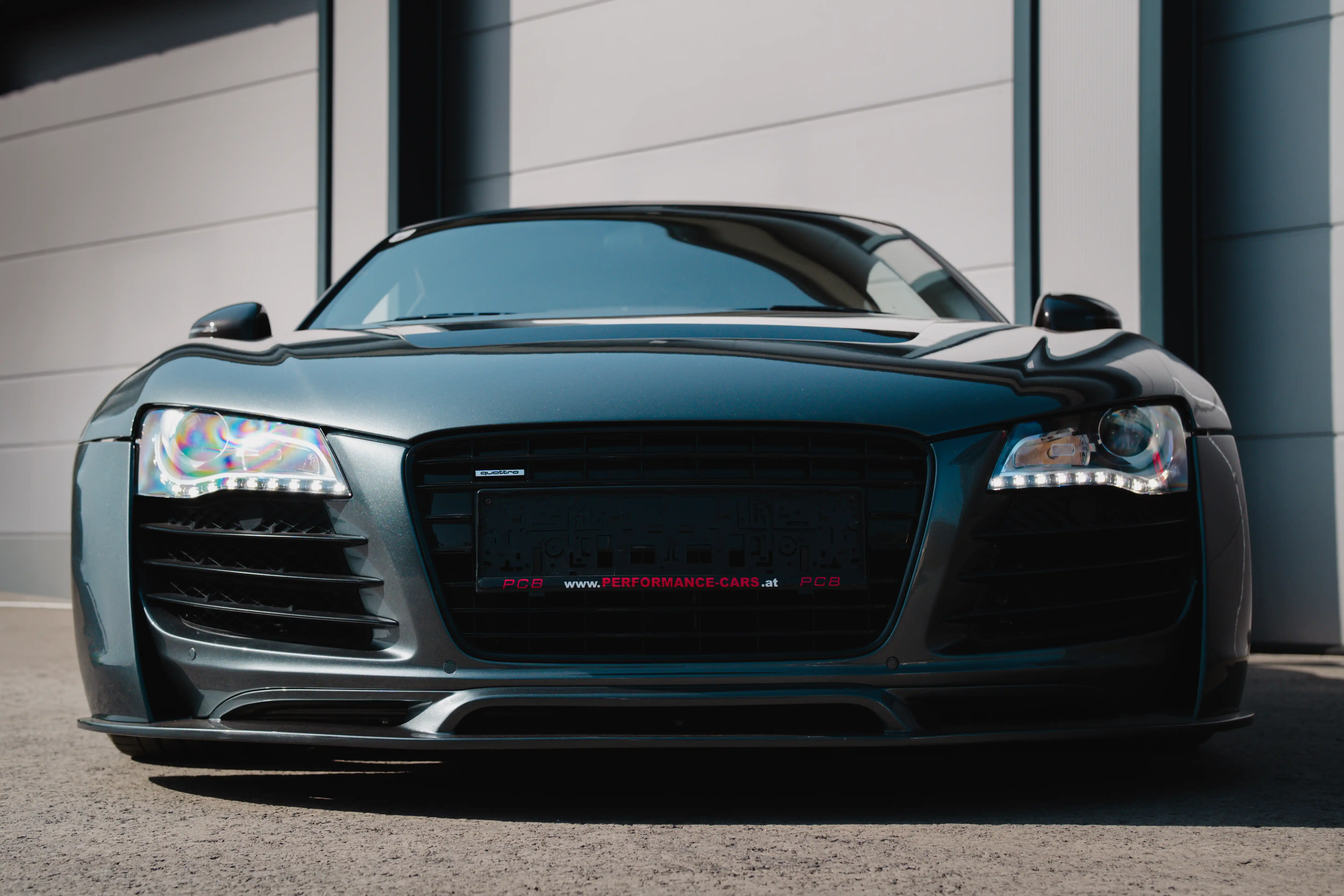 Audi R8 V8 Frontalansicht mit Scheibentönung