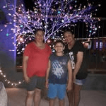 uma adulta e três crianças