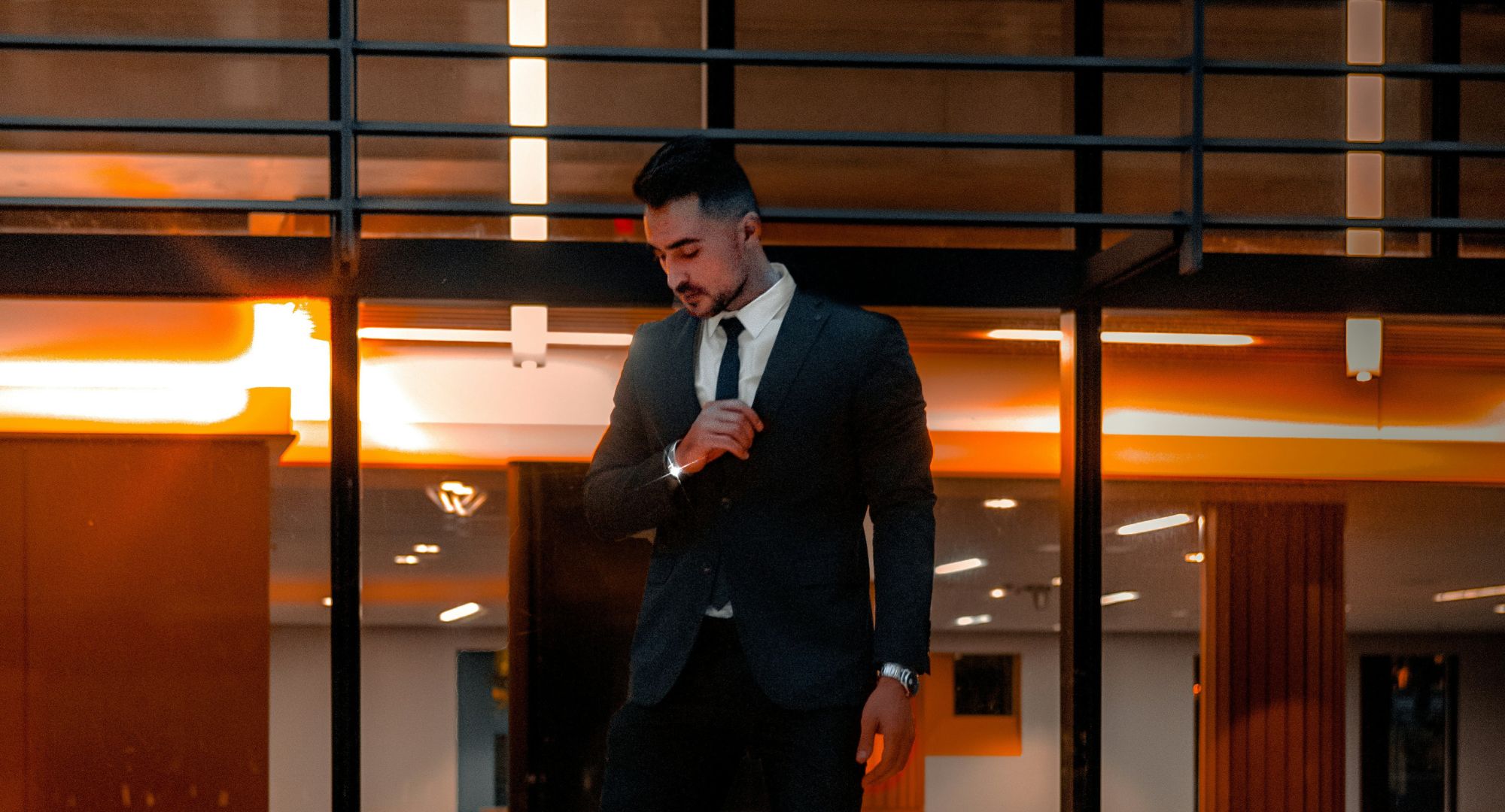 homem de terno e gravata em ambiente empresarial